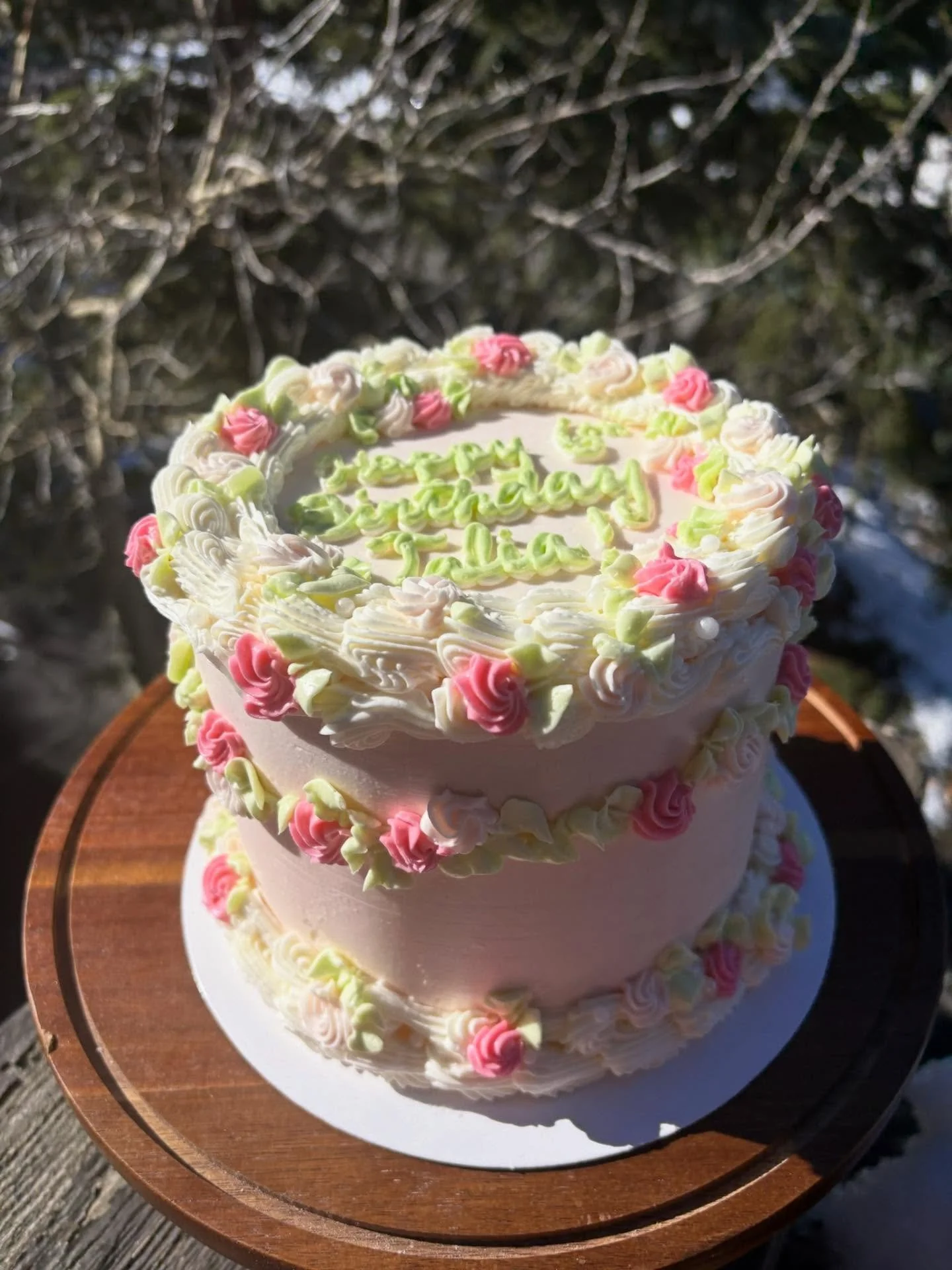 Vintage rosette cake for Talia&rsquo;s 6th birthday✨

Order your custom cake at JuliaEveBaking.com🌷