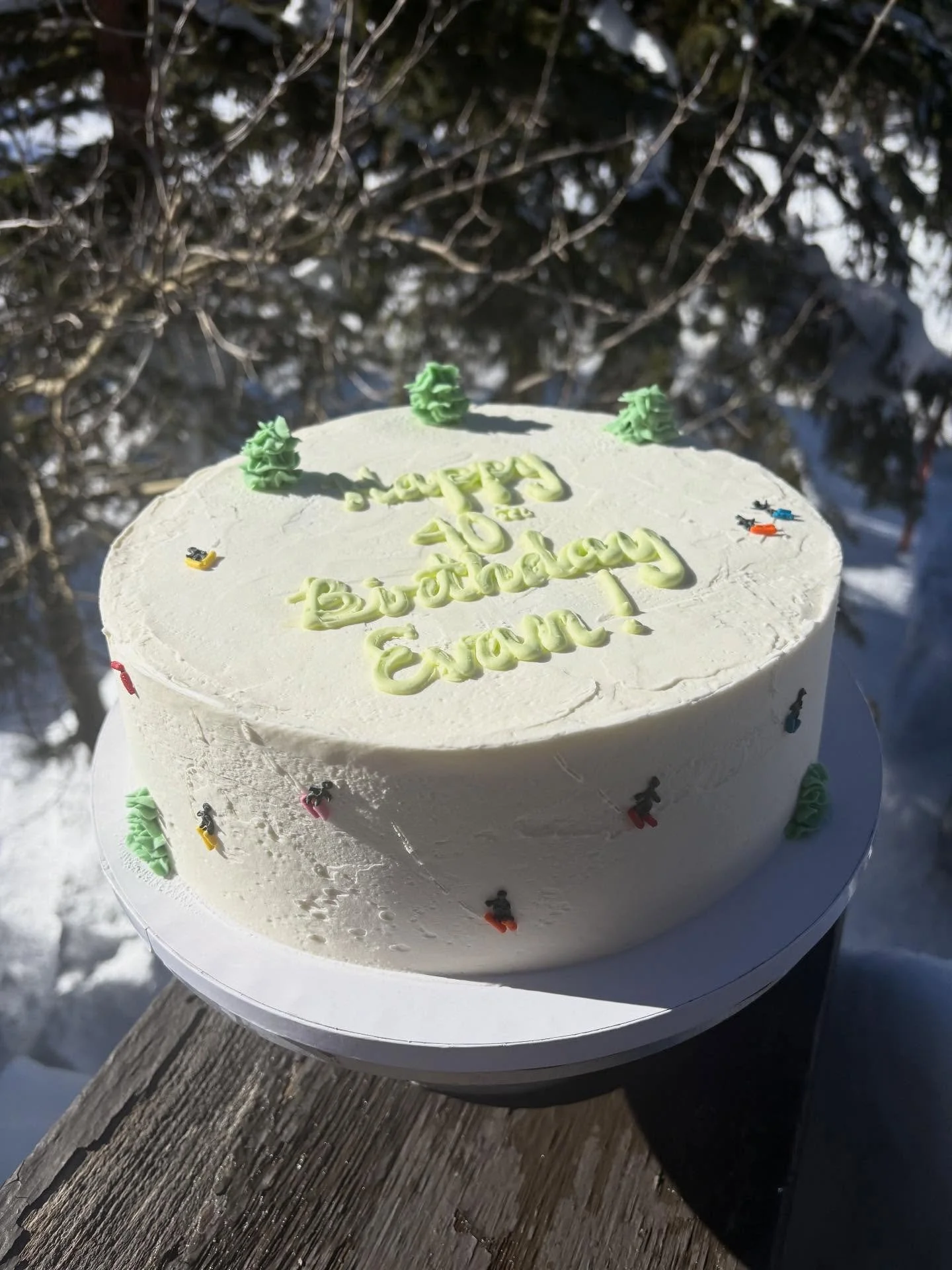 One of my favorite cake designs to do this time of year&hellip;

Sprinkle skiers!⛷️
