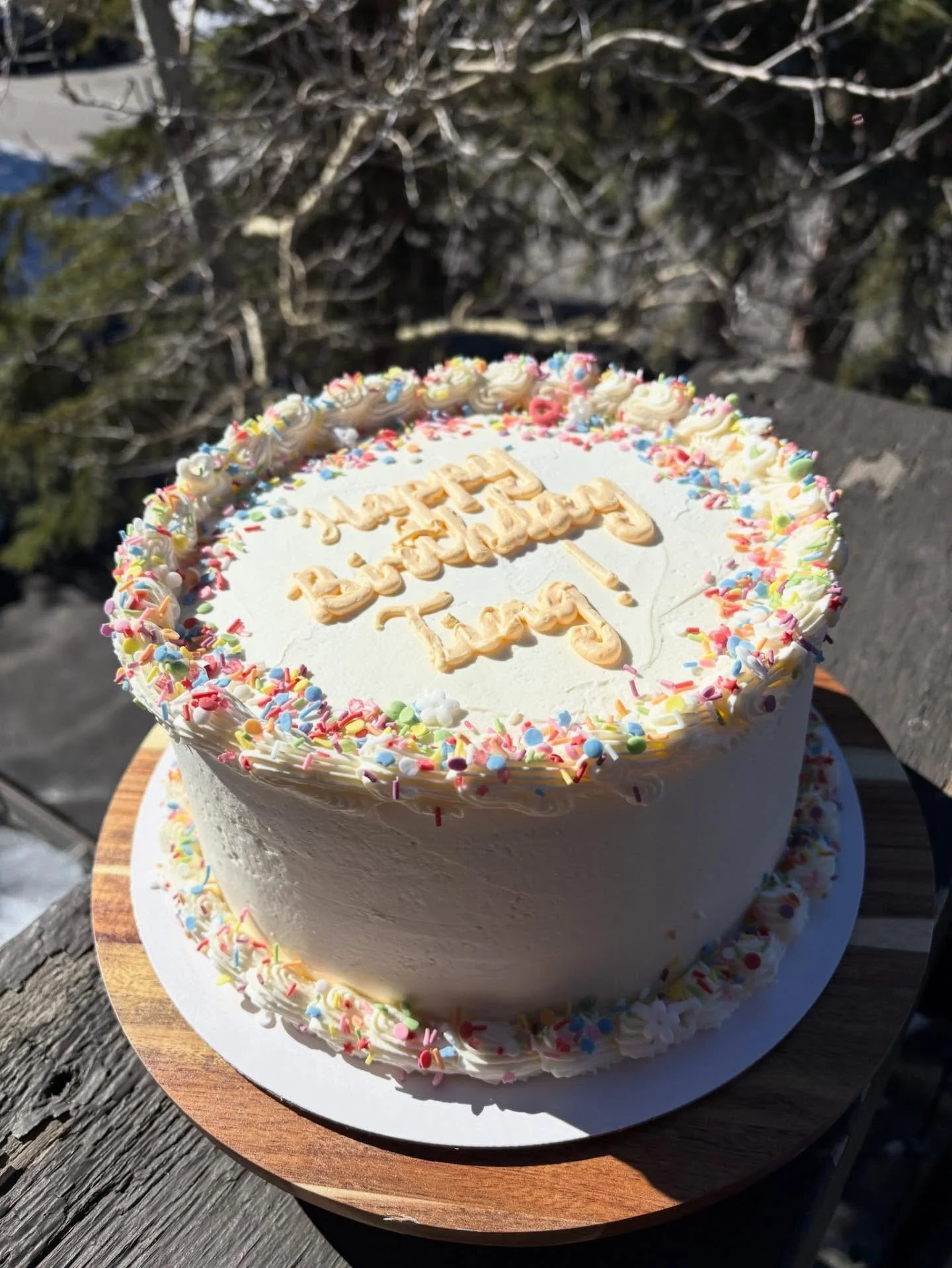 What a better way to celebrate your big day, than with a cake from Julia Eve Baking!🎈🎉

Pictured is a standard design, complete with borders, sprinkles, and writing of your choice🍰

If you&rsquo;re looking for a reason to eat cake&hellip; look no 