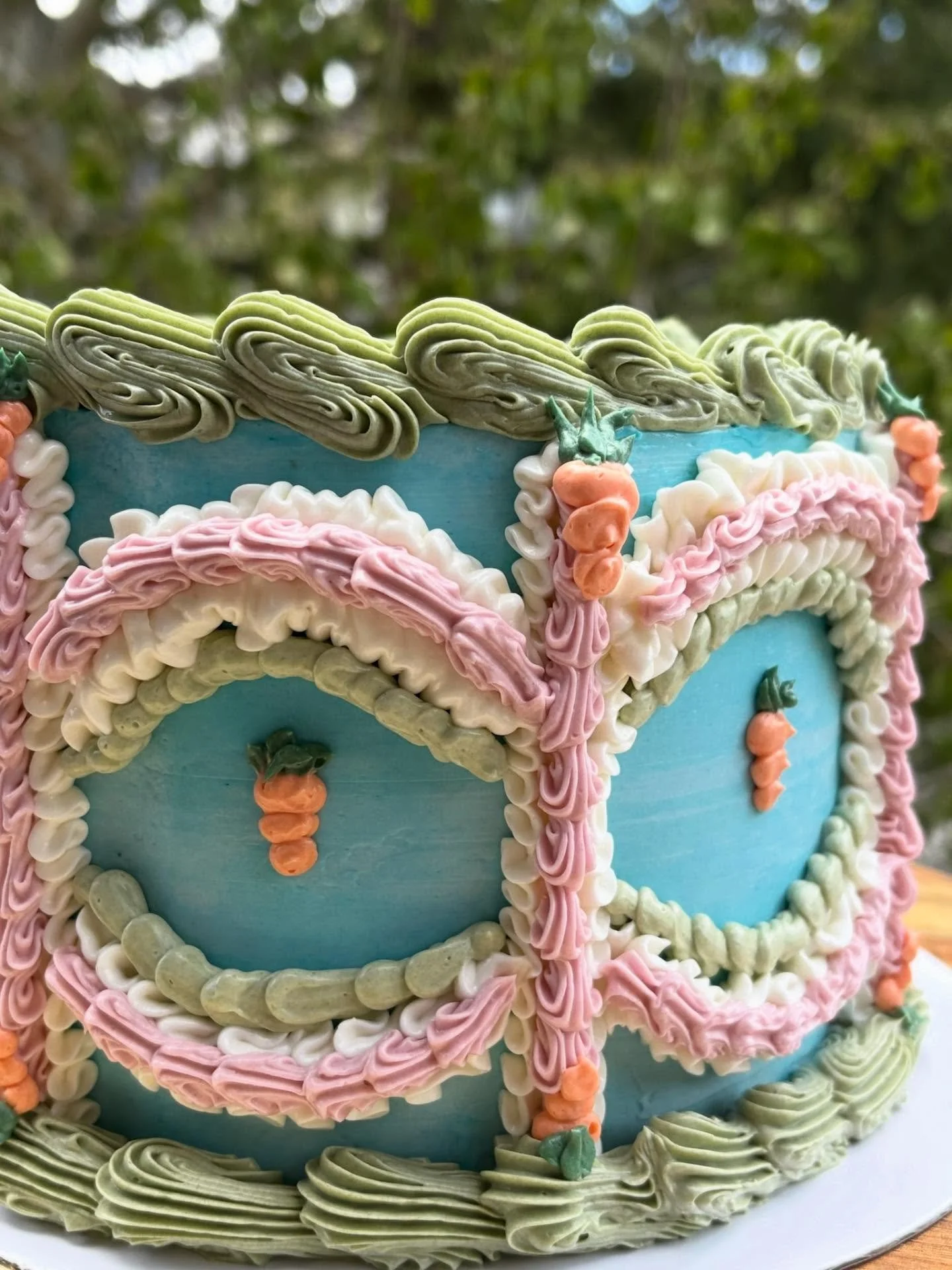 When a friend buys a mule, you bring a carrot cake!🥕

This vintage style cake was so fun to make for my friend&rsquo;s mule-warming. Fun spring colors and the cutest carrot decorations, this is one of my favorites💫✨