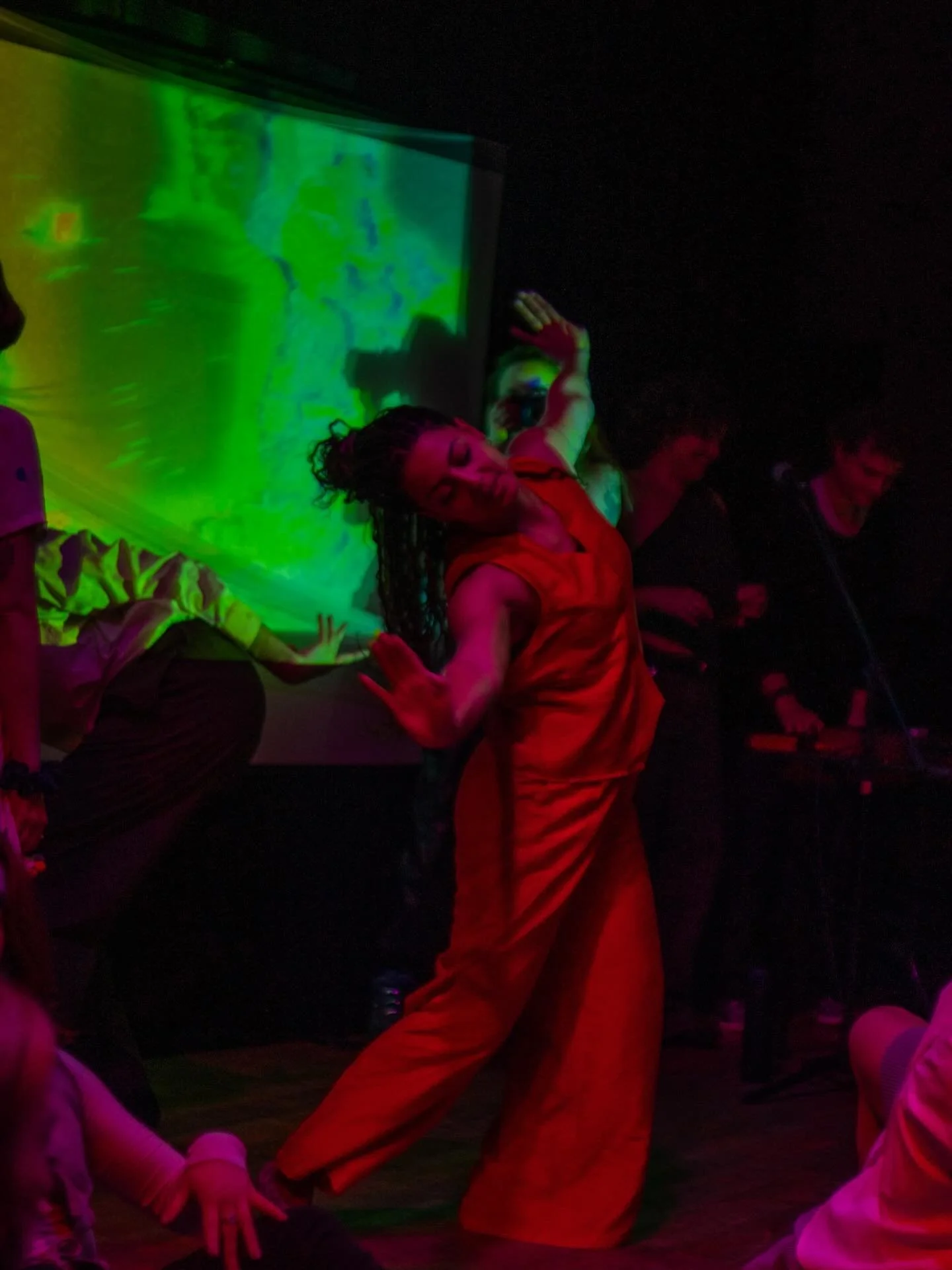 Shifting Shapes Live captured by @jeffreychoy.art 

a dream come true 

with @clh.moves @fi.caspia @ghostandjohn @dear_annie_arts @zdscomposer @shakiradrums @theia_maldoom @billygigurtsis 

projections by @_camreal 
artworks by @aarancyan @anomeli__ 