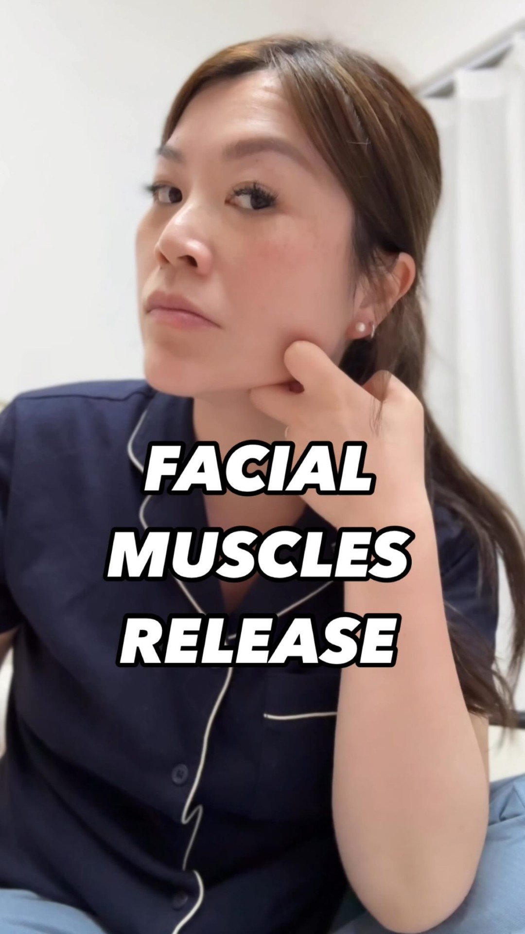 Facial muscle releases ✌🏻 Try these to relieve tension around the face that can cause headaches, jaw pain, nasal pain and much more. Make it a routine in the evening or daytime 😃
.
.
.
#hkig #pain #physio #hkphysio #backpain #guasha #facemassage #s