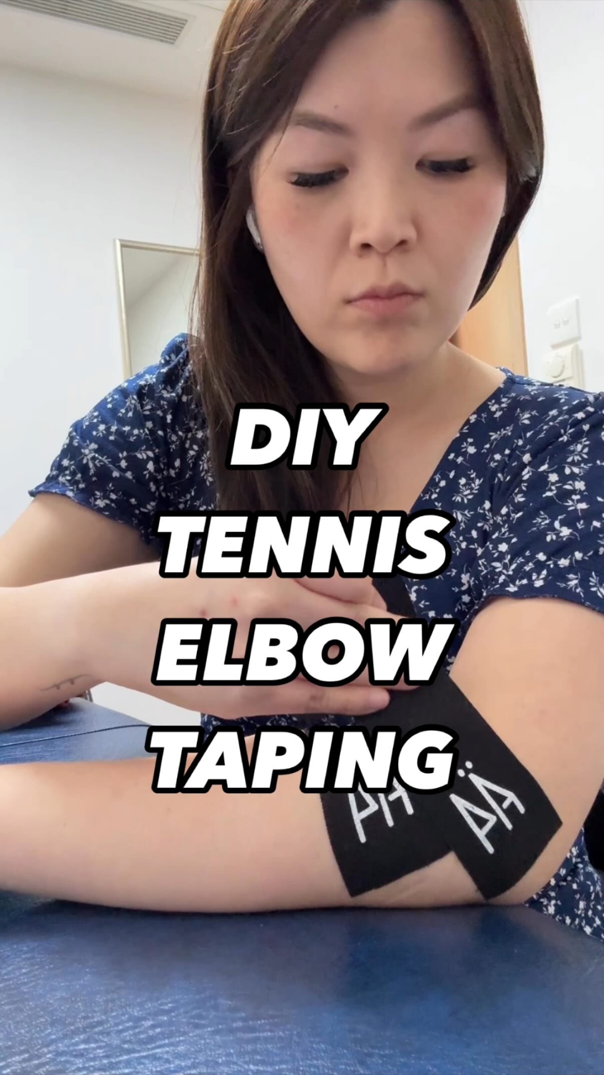 DIY tennis elbow taping. All you need is 2 pieces no help required! 🎾
.
.
.
#elbow #tenniselbow #taping #strapping #ktape #elbowpain #tennis #golf #elbowconditions #diy #hkig #physio #physiotherapy
