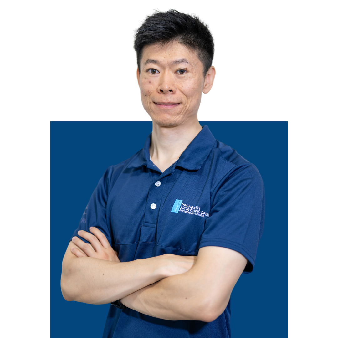 一名身穿藍色Polo衫、雙臂交叉的男子，佇立於雙色藍背景前。Polo衫上印有「PROHEALTH 運動與脊椎物理治療中心」的標誌。