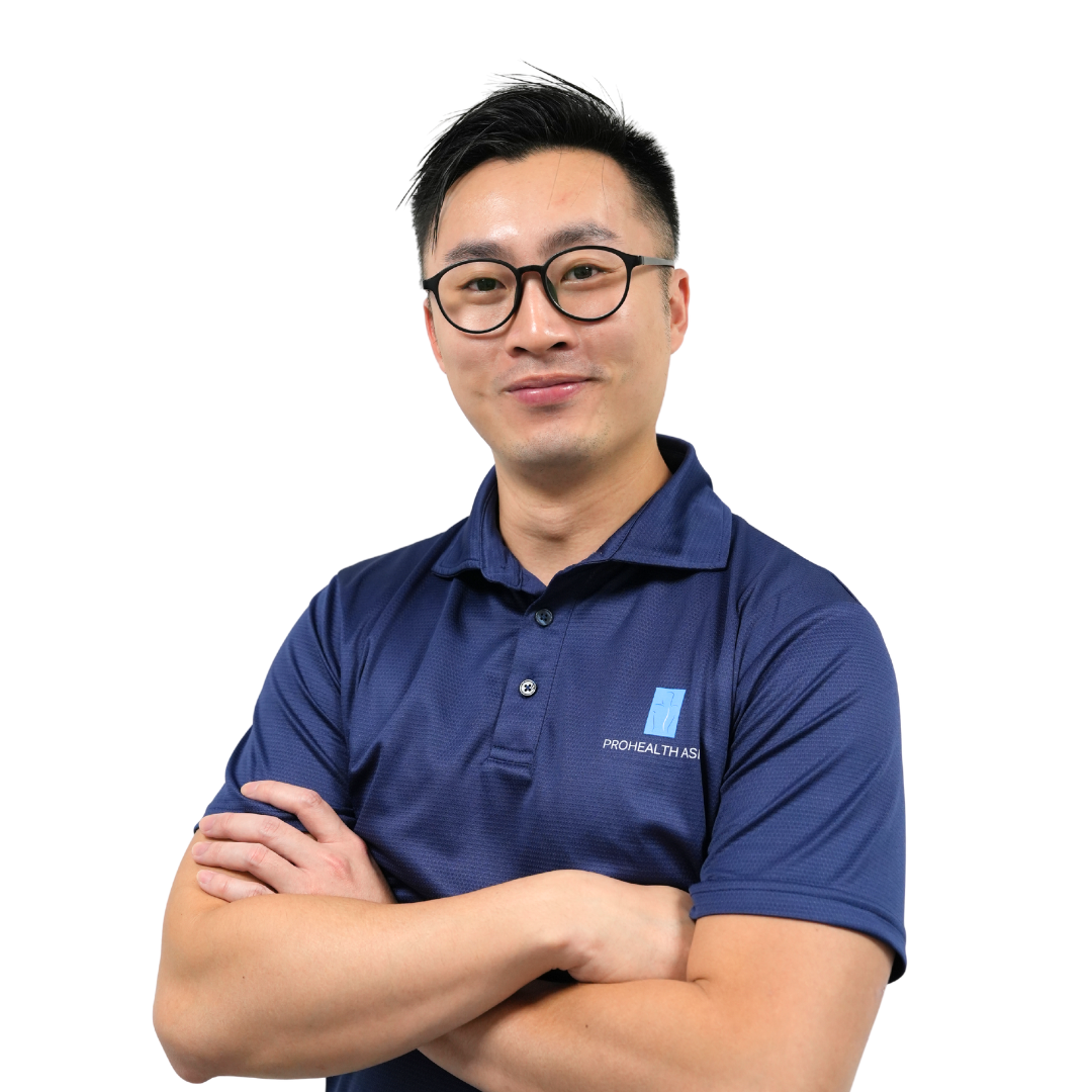 一名黑髮、戴眼鏡、膚色較淺的男子，身穿印有「PROHEALTH AS」標誌的海軍藍Polo衫，雙臂交叉，站在白色背景前。