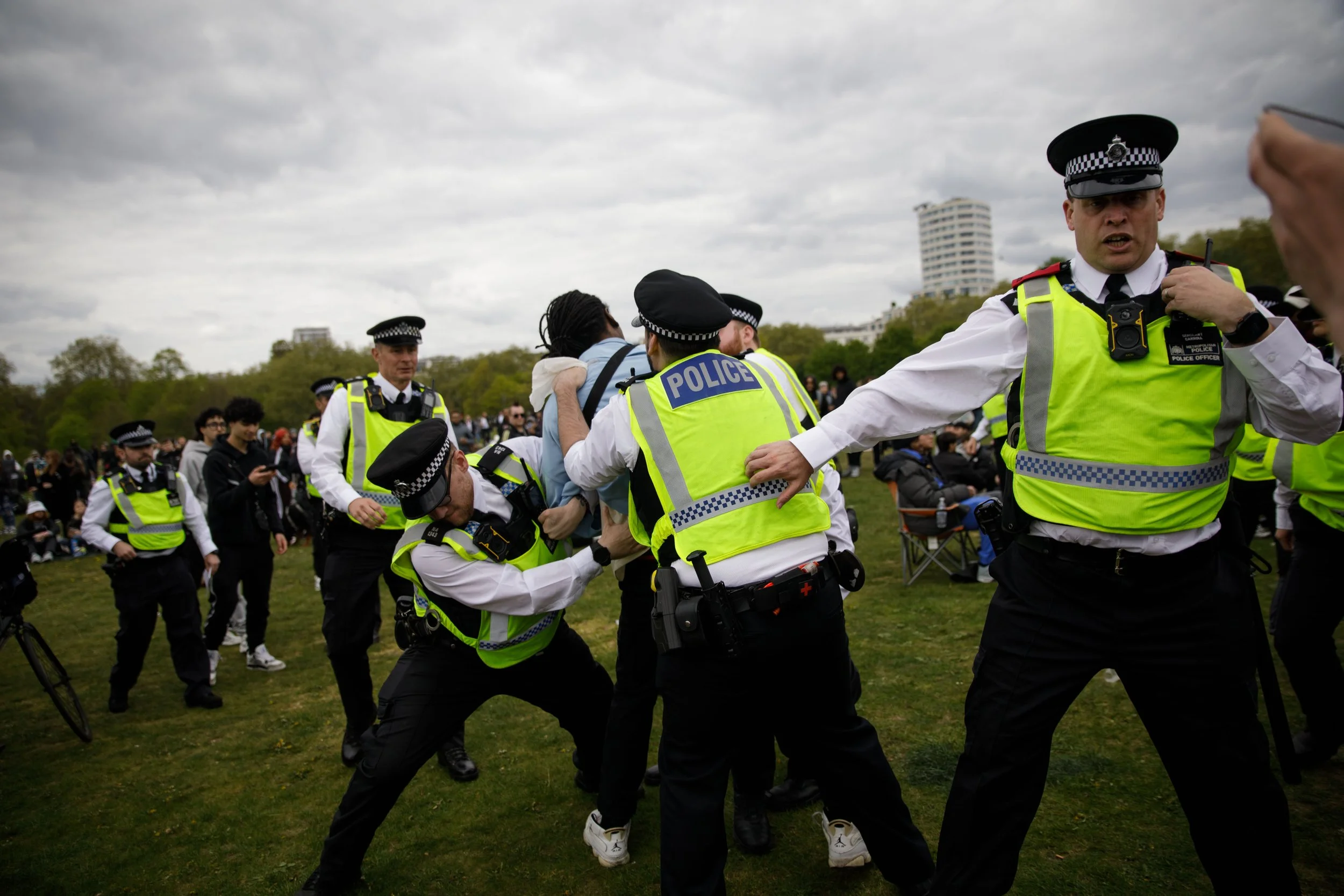 The Metropolitan Police tackle and arrest a man. Crowds gather in Hyde Park to celebrate 420 World Cannabis Day, a celebration that takes place annually on April 20 all over the world. Hyde Park, London. 20th APRIL 2026.
 
(Credit: Charlie McCaldwell