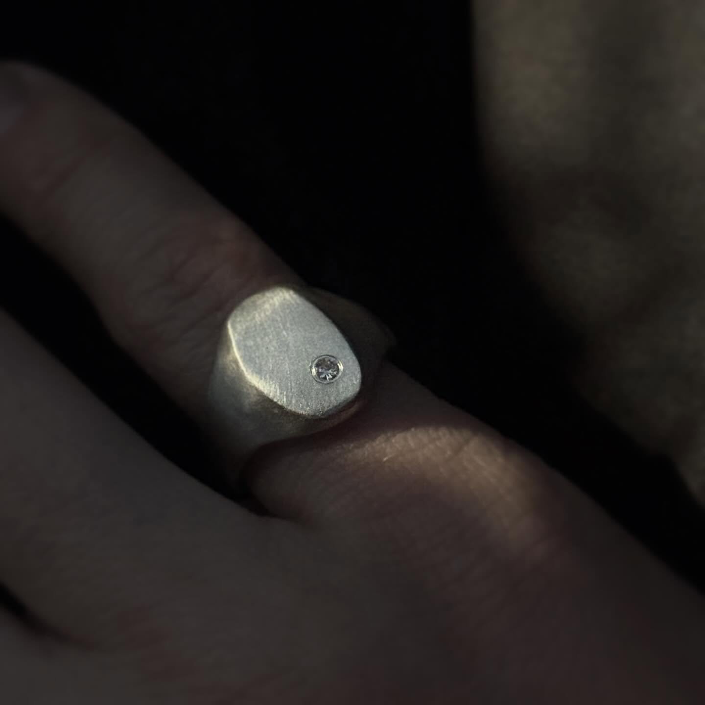 Custom pinky in silver &amp; sapphire 🤍