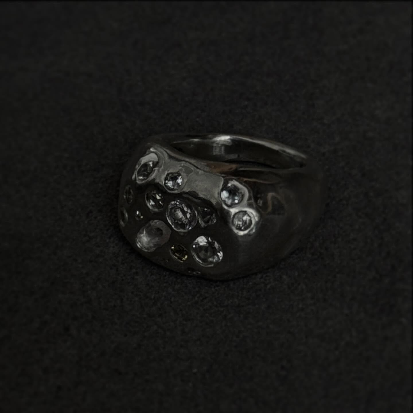 My new favorite 🤭
Custom ring in silver, sapphires and diamonds.