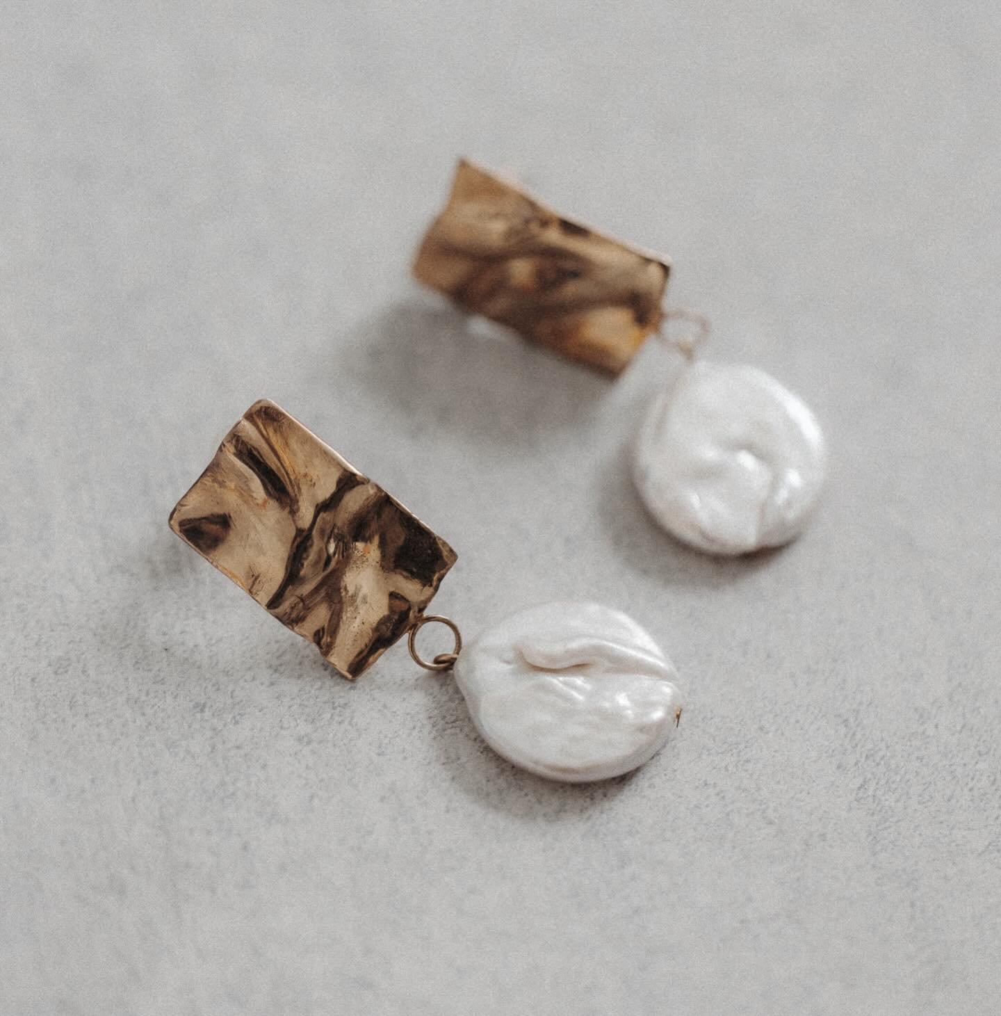 catching the glow of a moment that became forever 

Custom GONIA earrings in gold plated silver and pearls.