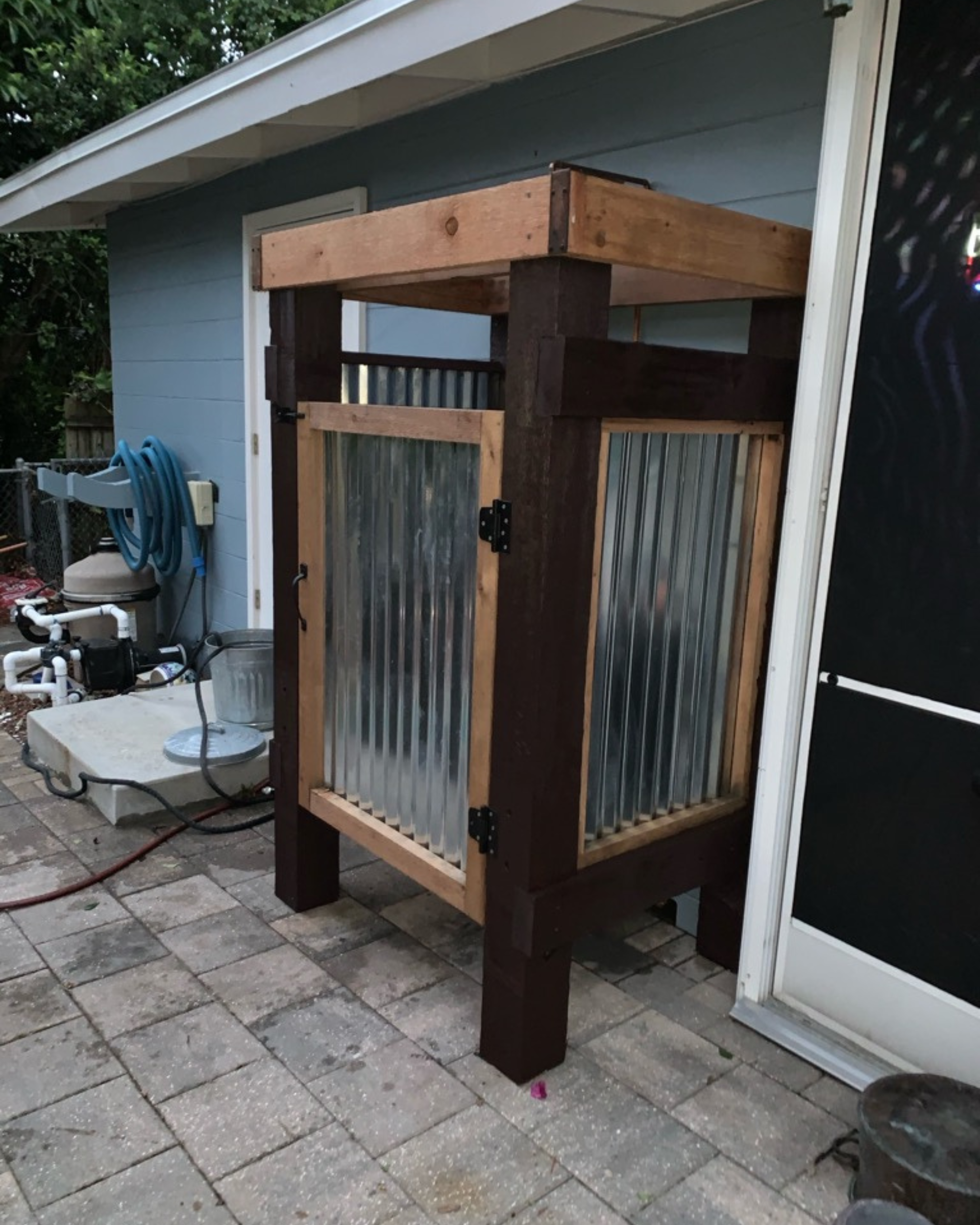 Poolside shower enclosure.png