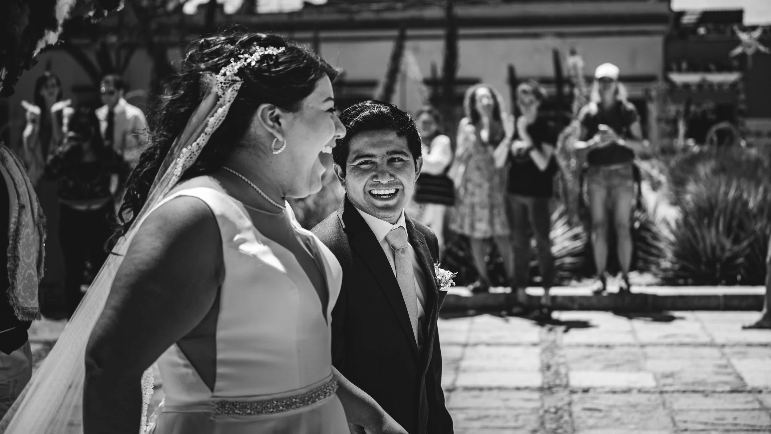 Des jeunes mariés rient aux éclats à Oaxaca de Juarez