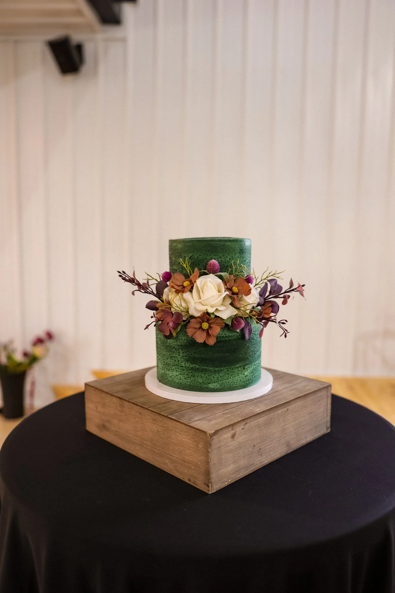 Cake by @speSpecialty Cakes By Stephanie LLC 
Tux rentals by Akey's Catering, Formalwear and Event Rentals  @akeyscatering 
Guest book phone All Smiles MO  @all.smiles.mo 

Visit these vendors and more at our bridal show and open house
March 22
3-5