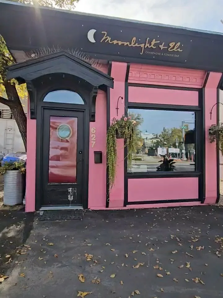Swipe ➡️ to transform! We are absolutely obsessed with this vinyl Halloween transformation for Moonlight &amp; Eli! 🎃✨
This restaurant actually dresses up for Halloween?! 👻 

Comment below if you recognize where this look is from!👇

&bull;
&bull;
