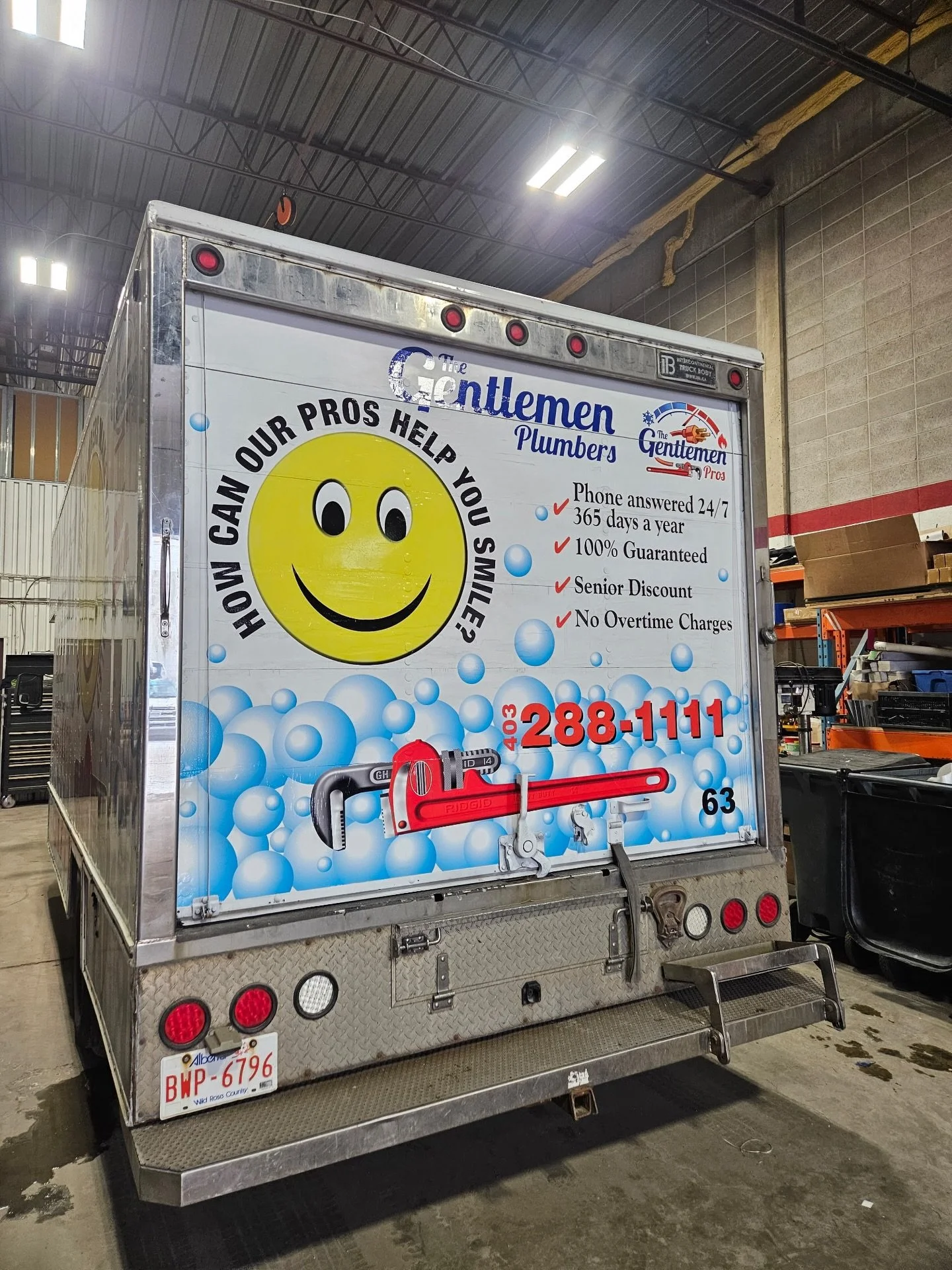 Functional surfaces don&rsquo;t get a pass. ✅

Custom rear roll-up door wrap with clean panel alignment, precise trimming, and durability in mind.

This wrap sure made us smile! 😀

&bull;
&bull;

#calgary #calgarysignage #vehiclewrap #vinylgraphics 