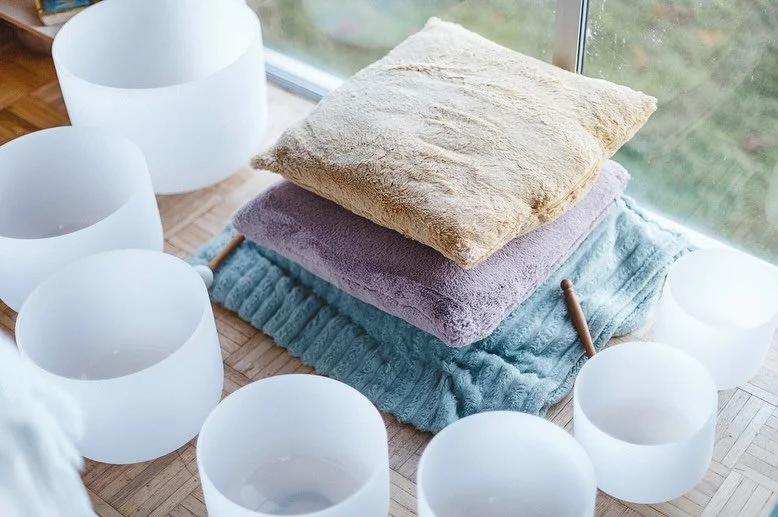 BENEFITS OF A SOUND BATH 🛁🎼

A sound bath is a deeply relaxing experience that can help usher the nervous system into a calm, harmonic state where whole body restoration and expanded awareness can take place. 

Some of the benefits of sound healing