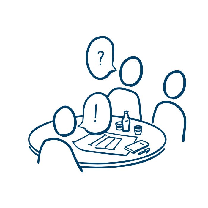 Eine Gruppe von vier Personen sitzt um einen runden Tisch. Auf dem Tisch liegen ein Getränk, eine Wasserflasche, eine Mappe oder Zeitschrift und ein Smartphone. Zwei Personen sprechen, eine Person hat eine Sprechblase mit einem Fragezeichen, eine andere mit einem Ausrufezeichen.