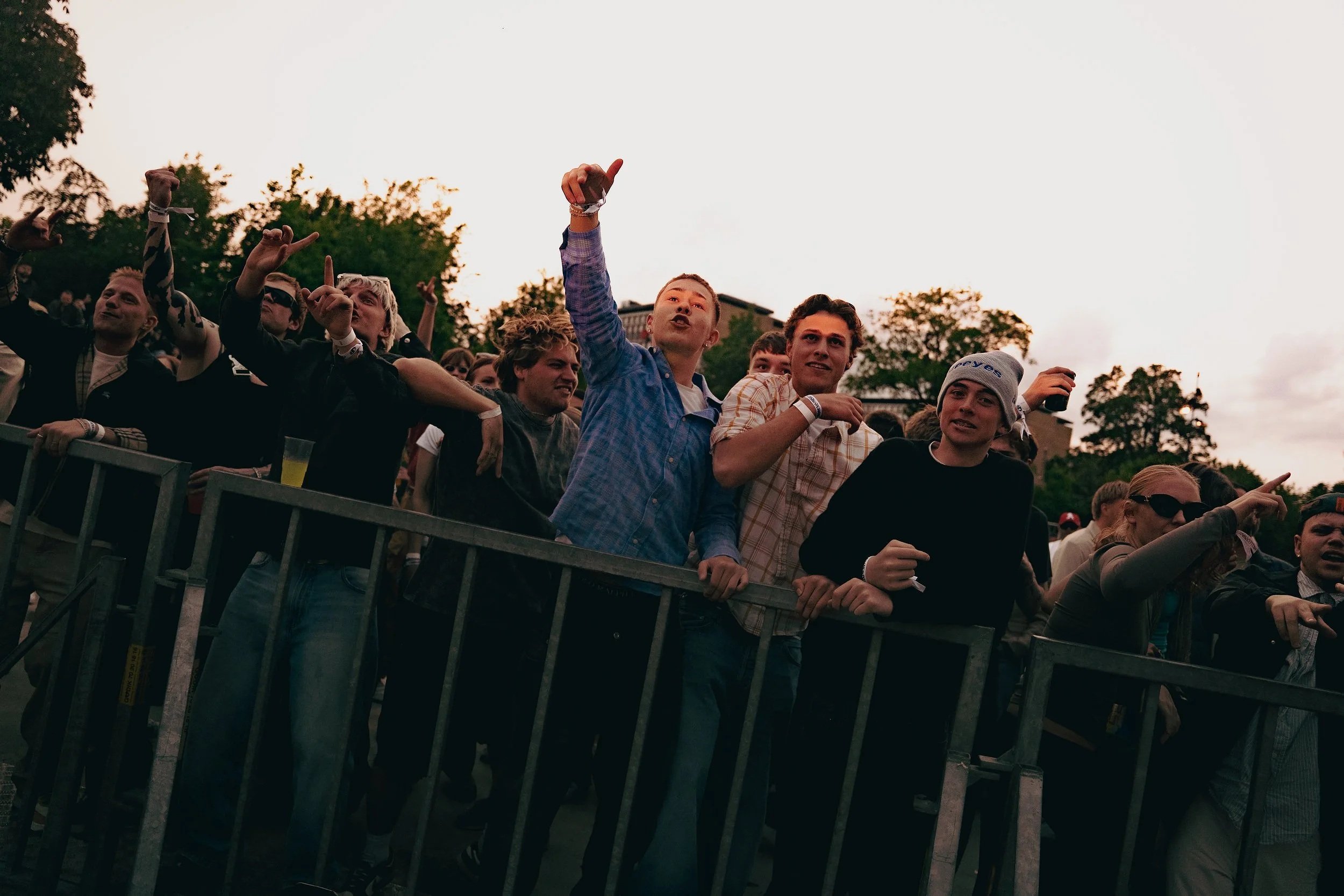 CROWD CHEERING FOR MUSIC