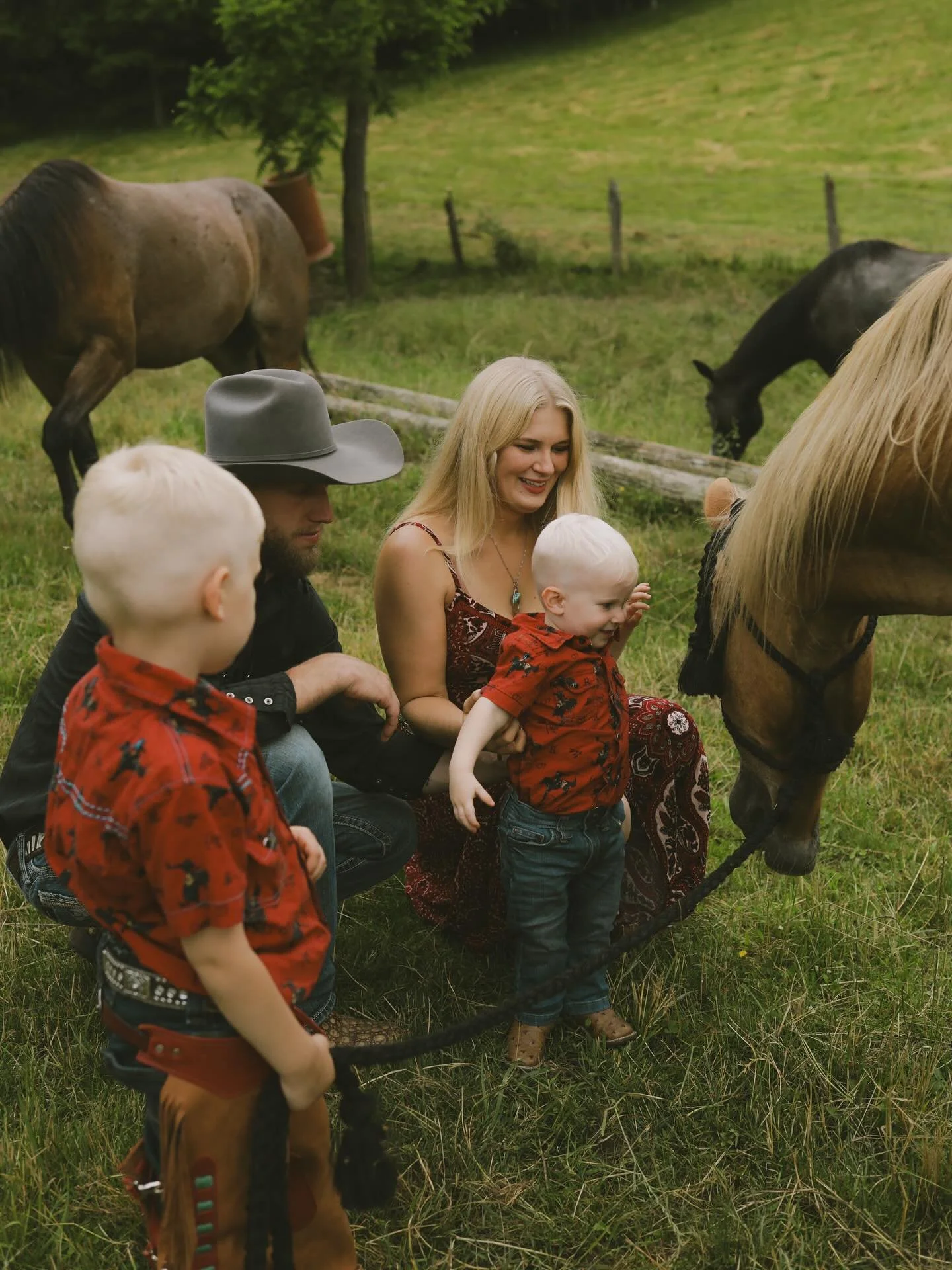 I LOVE families just vibing together &amp; experiencing life. Especially this crew 💕✨These are the moments you want to remember when you&rsquo;re 80 ❤️&zwj;🔥
.
Shout out to King &amp; Goldie for cooperating &amp; being fantastic as usual 🐴💅🏻
.
#
