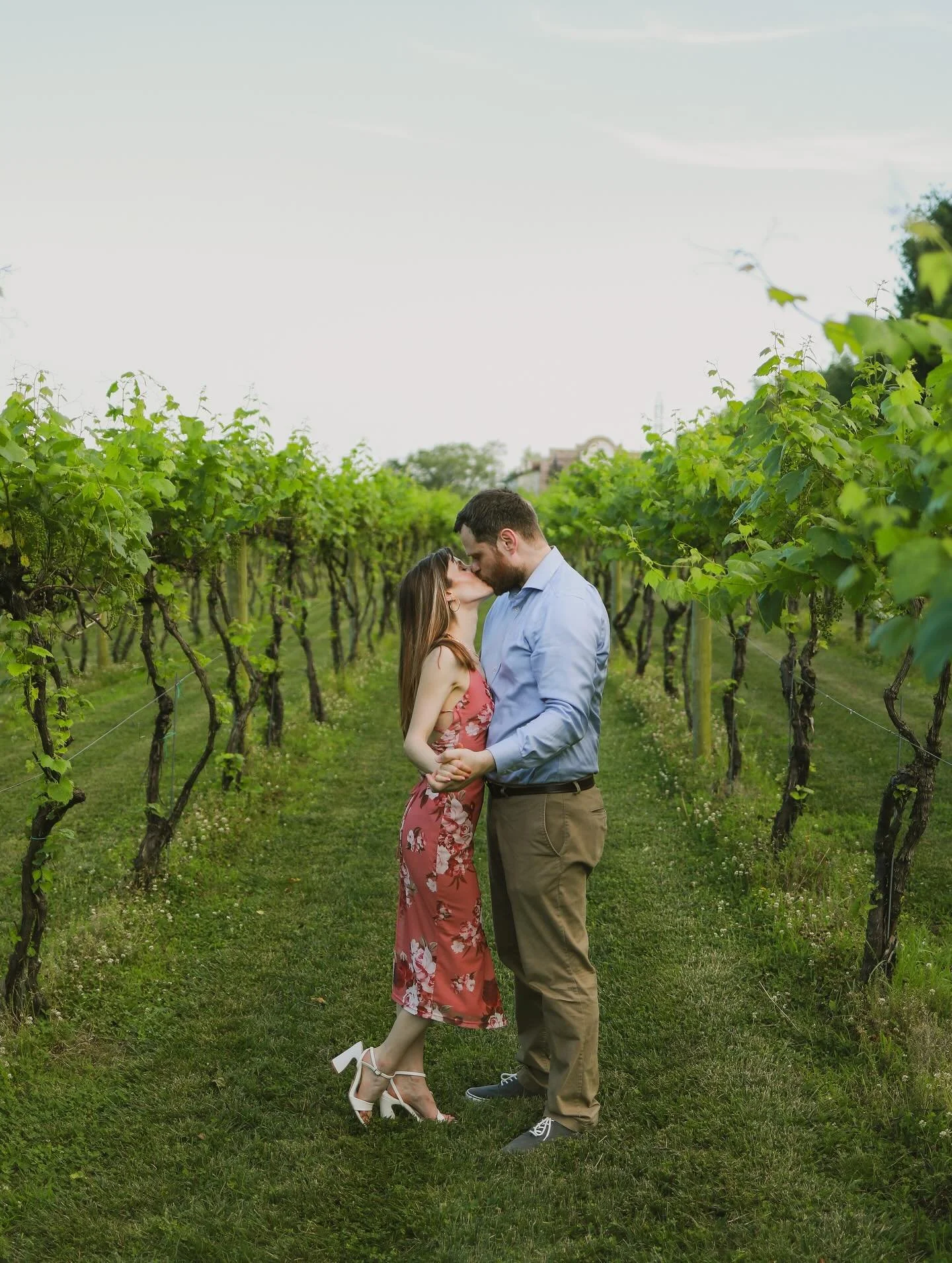 Love at the Vineyard ❤️&zwj;🔥🍇🍷
.
Not to mention it was like 92 degrees 🥵 but D &amp; R were amazing &amp; they even brought a whole cooler of ice water!! Genius.
.
So happy to finally get to shoot at the infamous @gervasivineyard 💕 My husband a