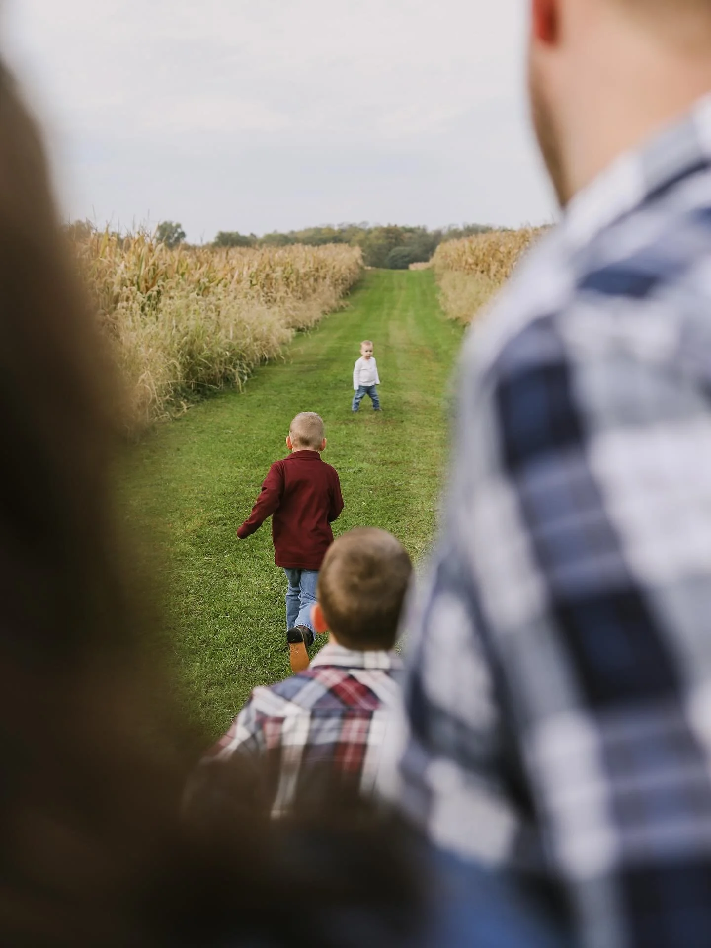 Always here for letting those kids PLAY ✨😍
.
The movement, the laughs, the smiles&hellip;.nothing is better ❤️&zwj;🔥
.
#ohiofamilyphotographer #ohioportraitphotographer #familytime #familyphotoshoot #familyphotos #lookslikefilm #filmvibes #farmkids