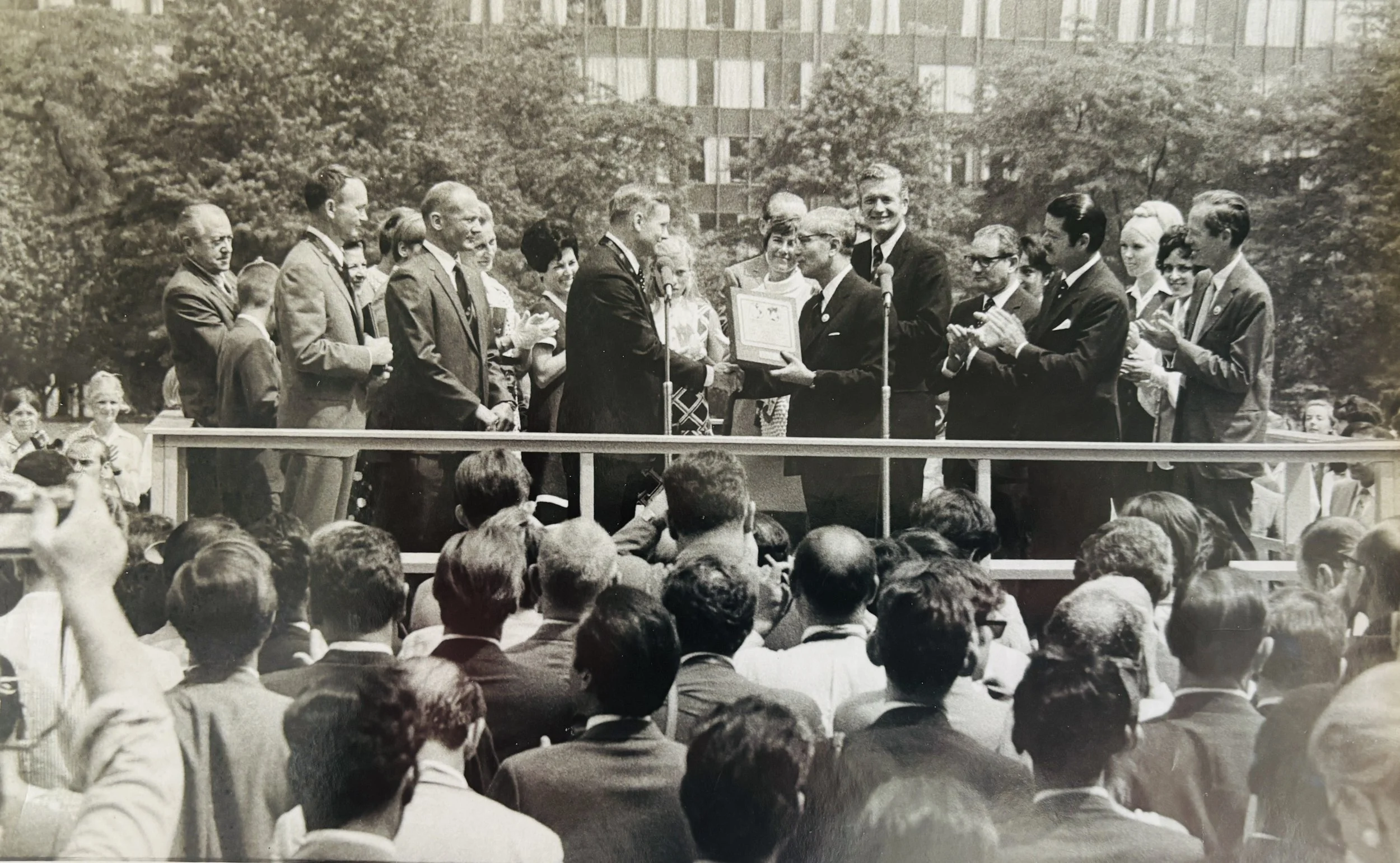1965 La exposición de tecnología espacial en los jardines del Instituto