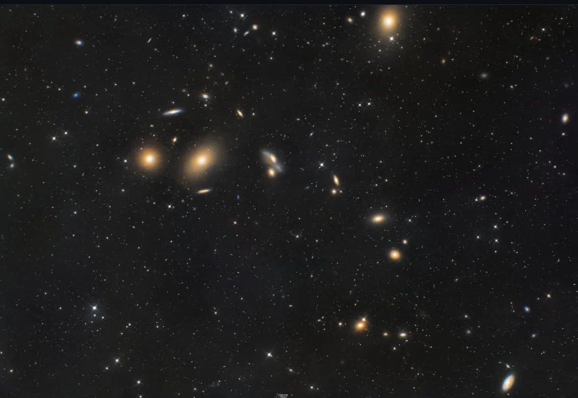 Campo profundo con múltiples galaxias observadas mediante astrofotografía de larga exposición.