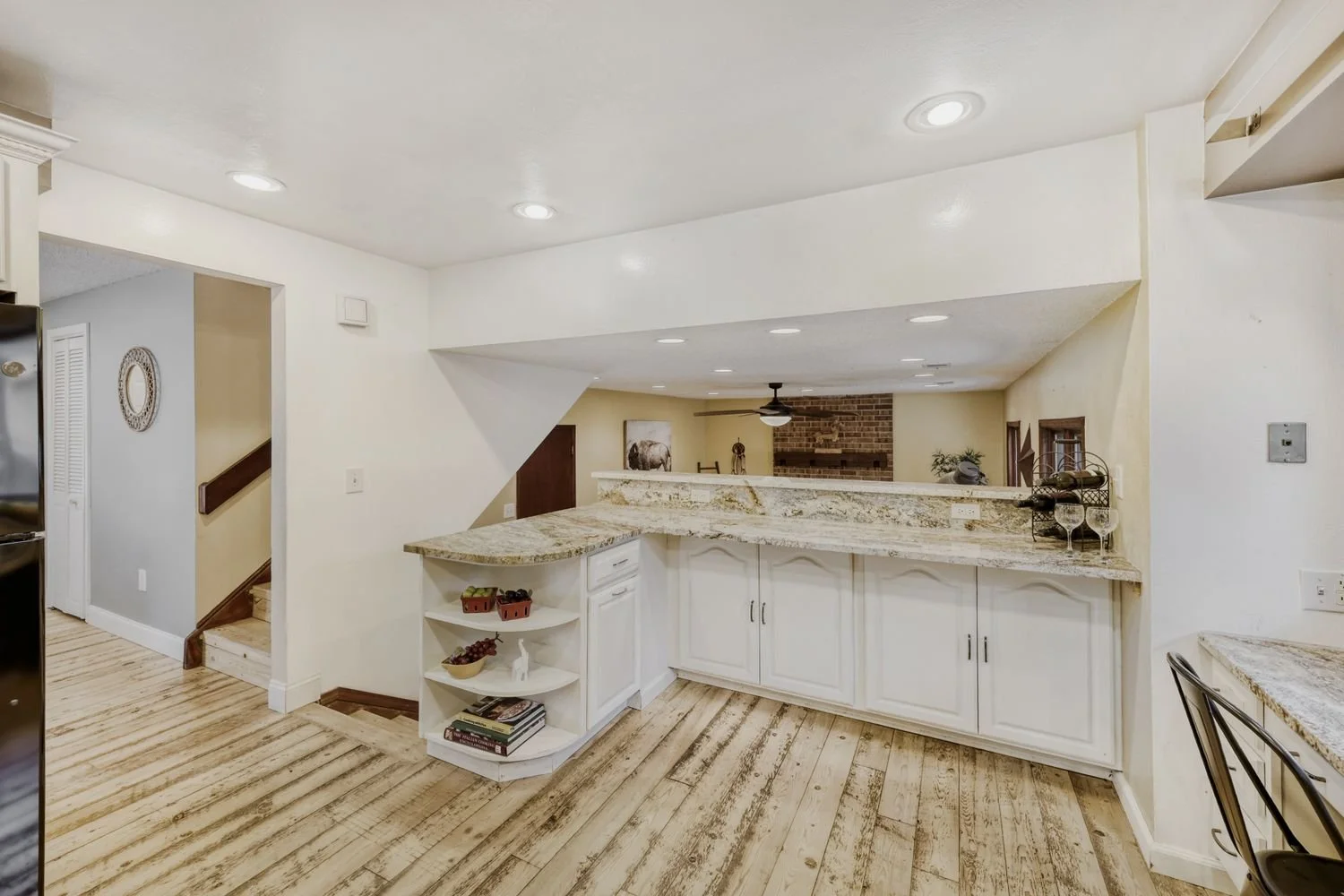6893 gray circle - Web Quality - 012 - 13 Kitchen.jpg