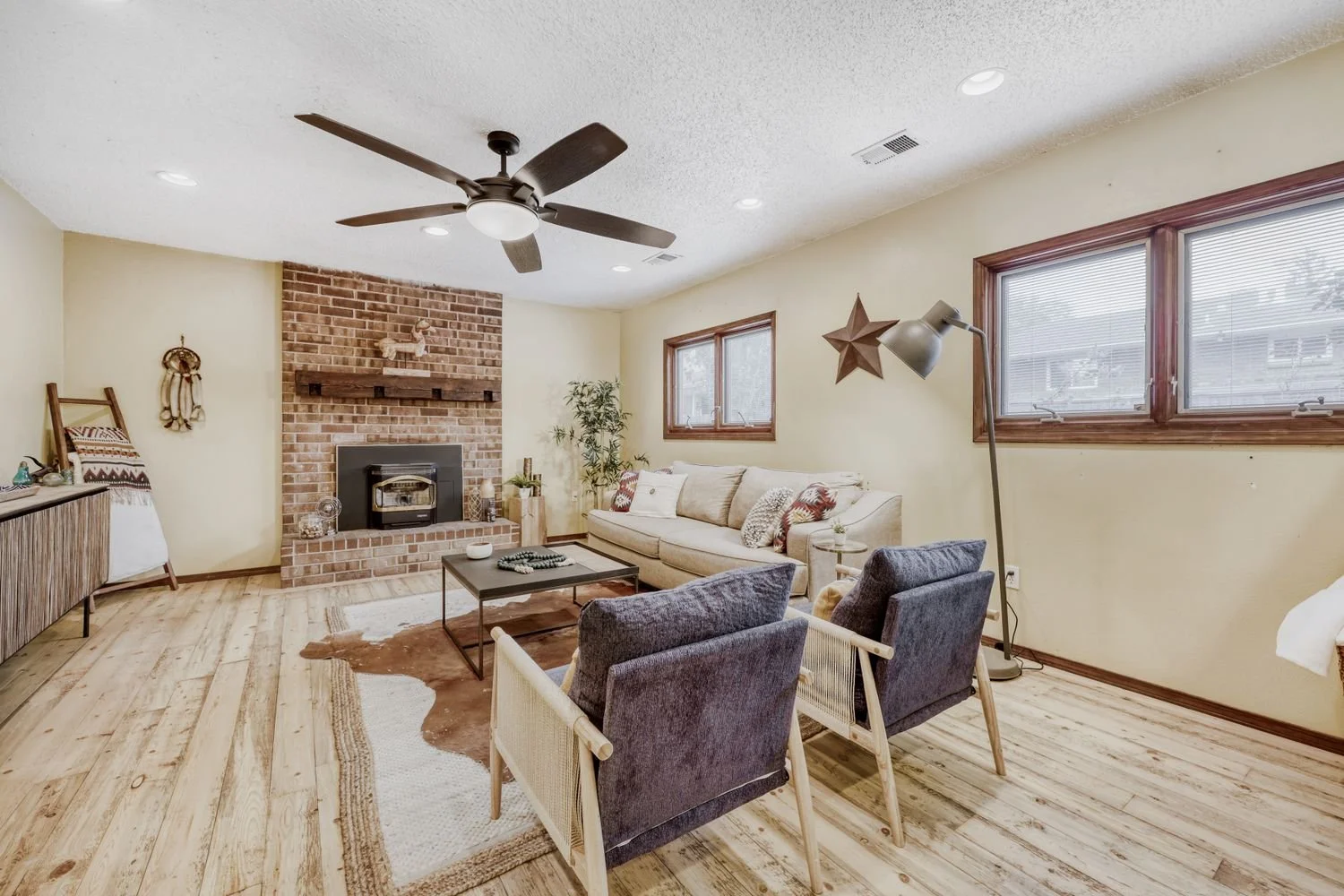 6893 gray circle - Web Quality - 013 - 14 Family Room.jpg