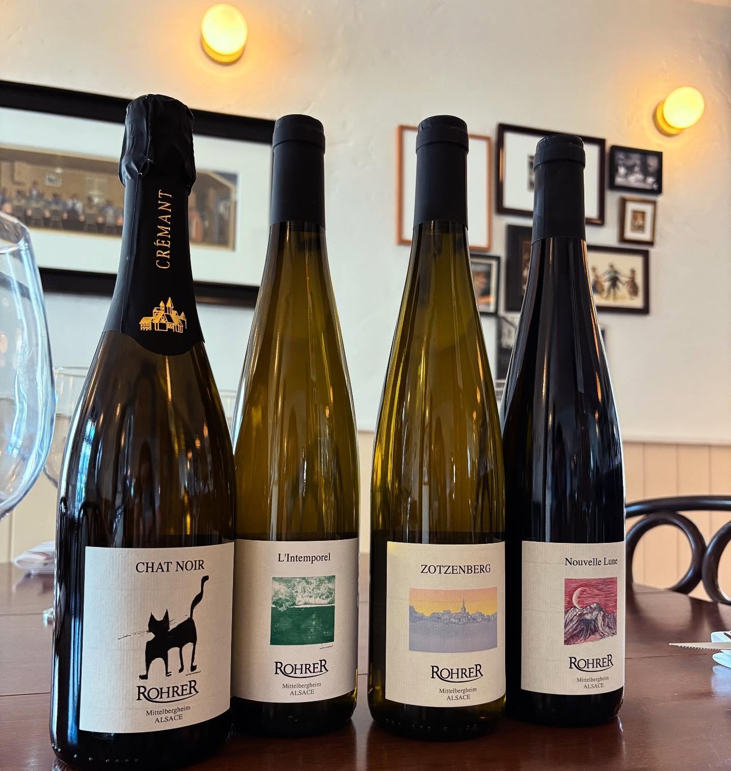 Elles sont enfin arriv&eacute;es 🍷✨

Des vignes de Mittelbergheim &agrave; notre petit resto de Sainte-Th&eacute;r&egrave;se &mdash; ces quatre merveilles du Domaine Rohrer sont maintenant dispo au Basta 🥹
Des vins vivants, droits, vibrants, produi