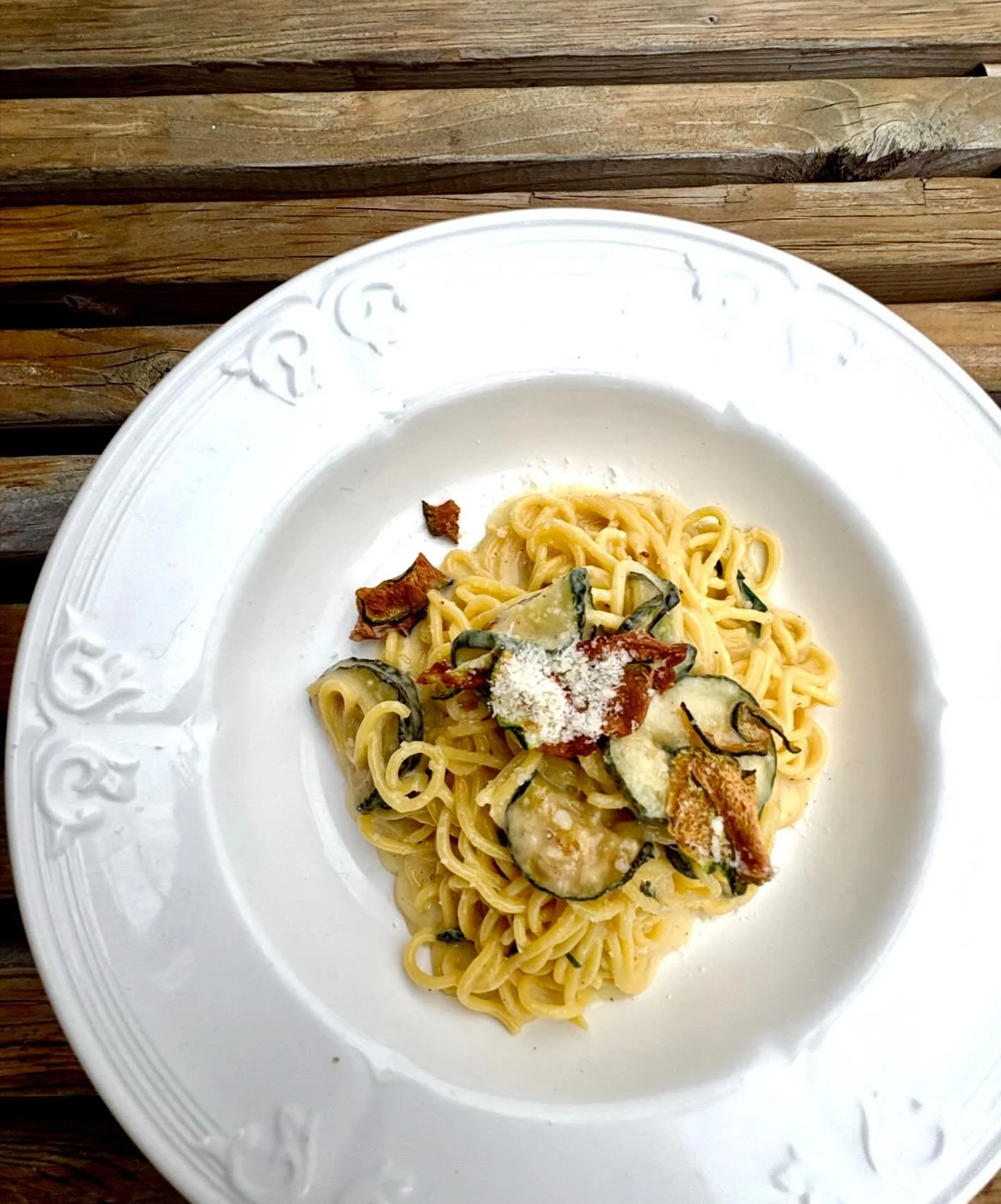 ALLA NERANO, 
Spaghettis aux courgettes frites,&eacute;mulsion au beurre, fromage grana padano, menthe &amp; basilic.
