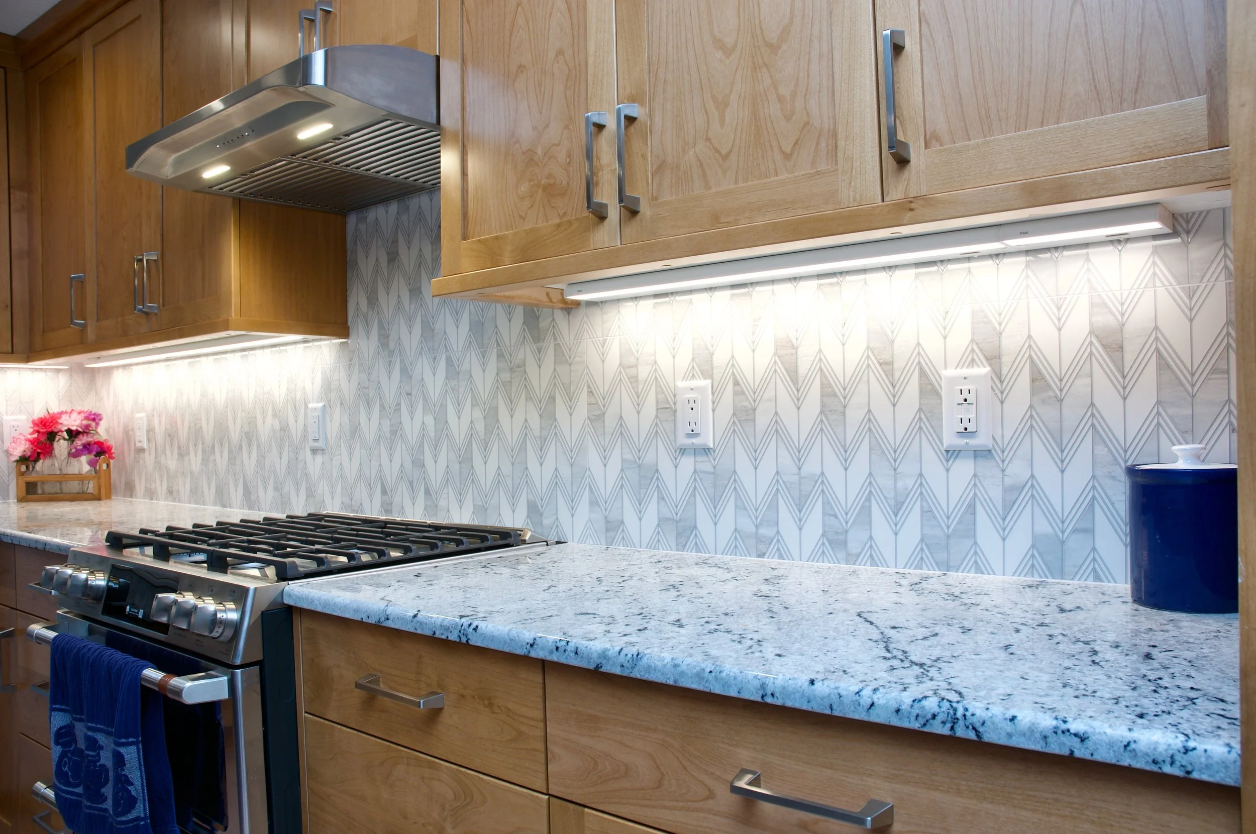 Kitchen with tile backsplash