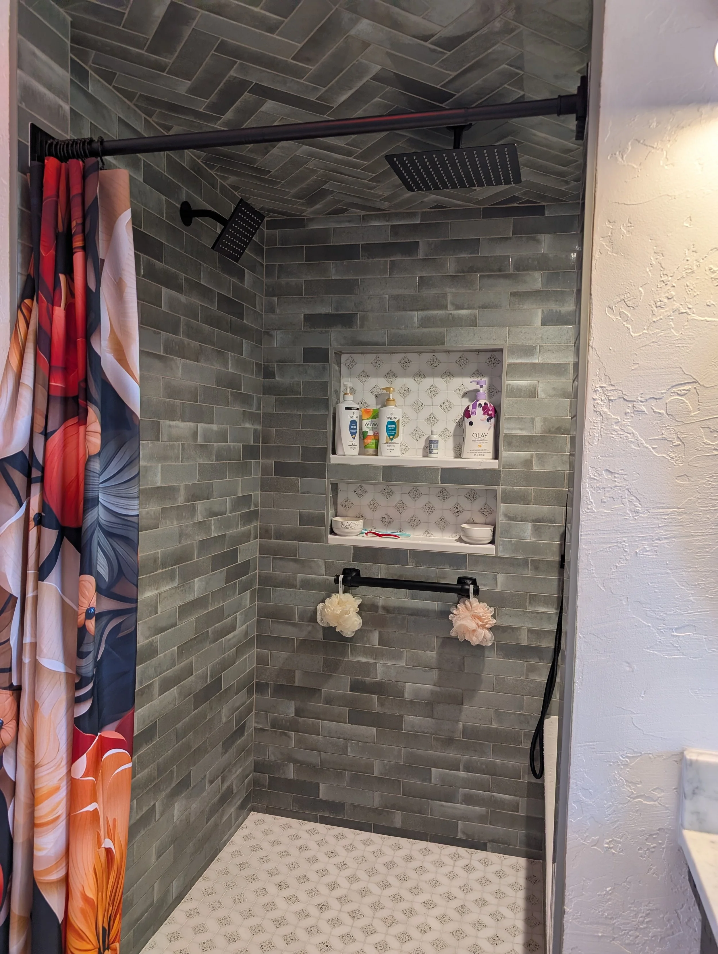 Double niche in shower