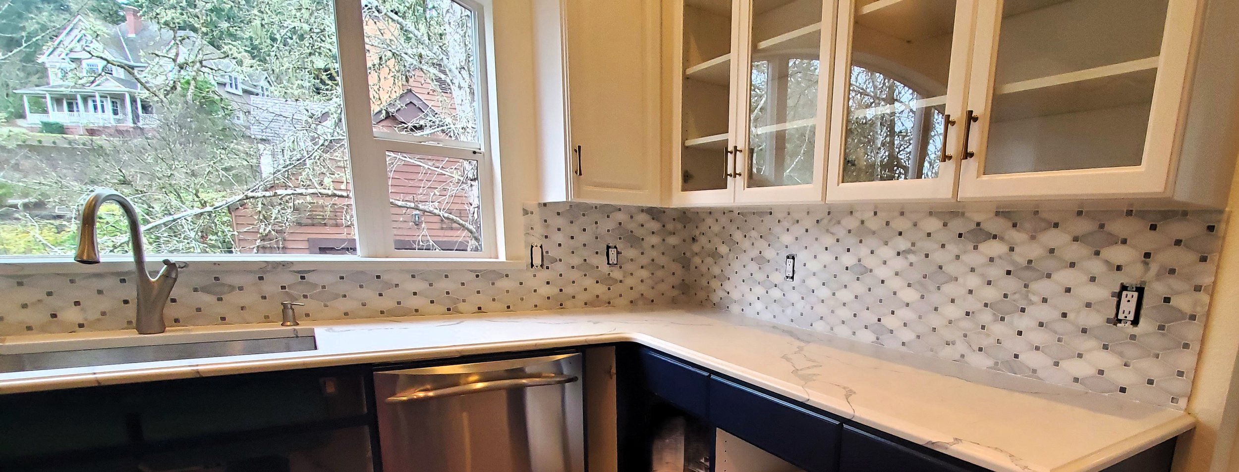 grey and white eye shape tile backsplash