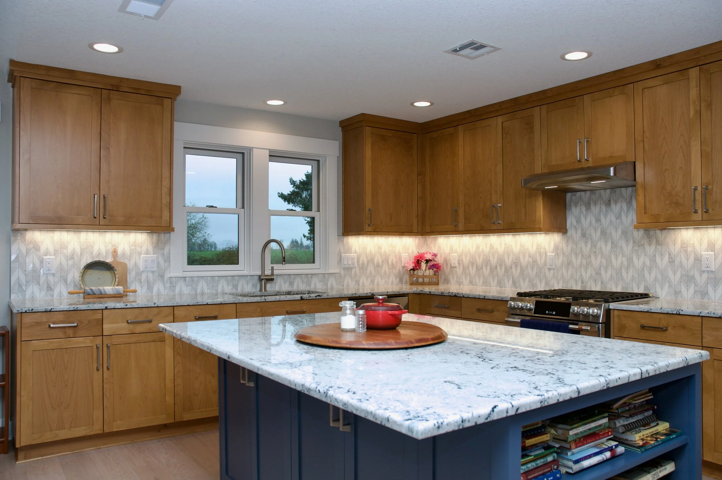 Kitchen with tile backsplash