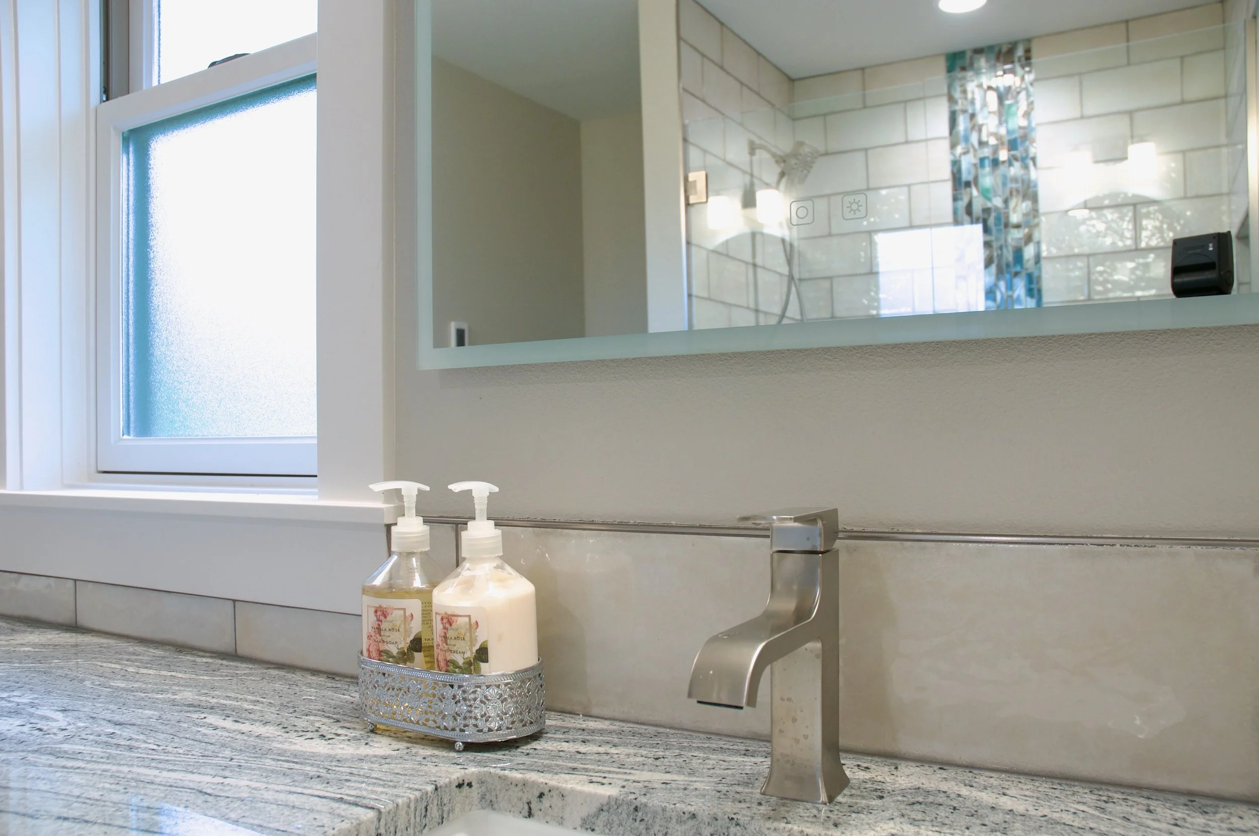 bathroom with tile backsplash