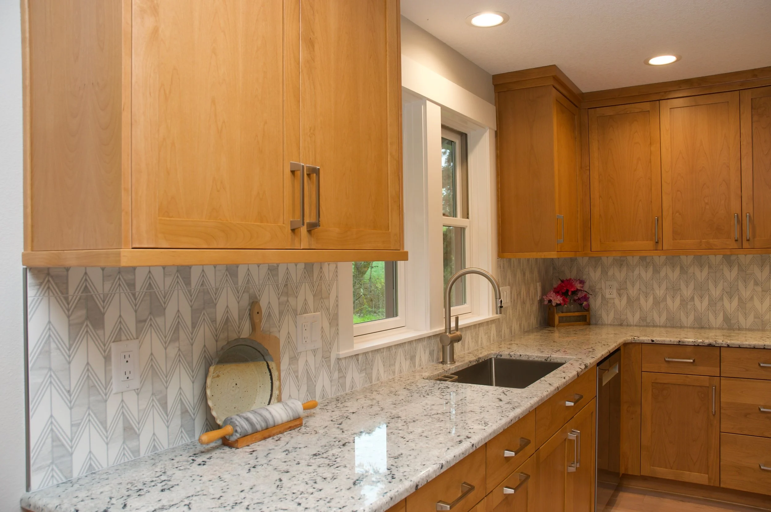 Kitchen with tile backsplash