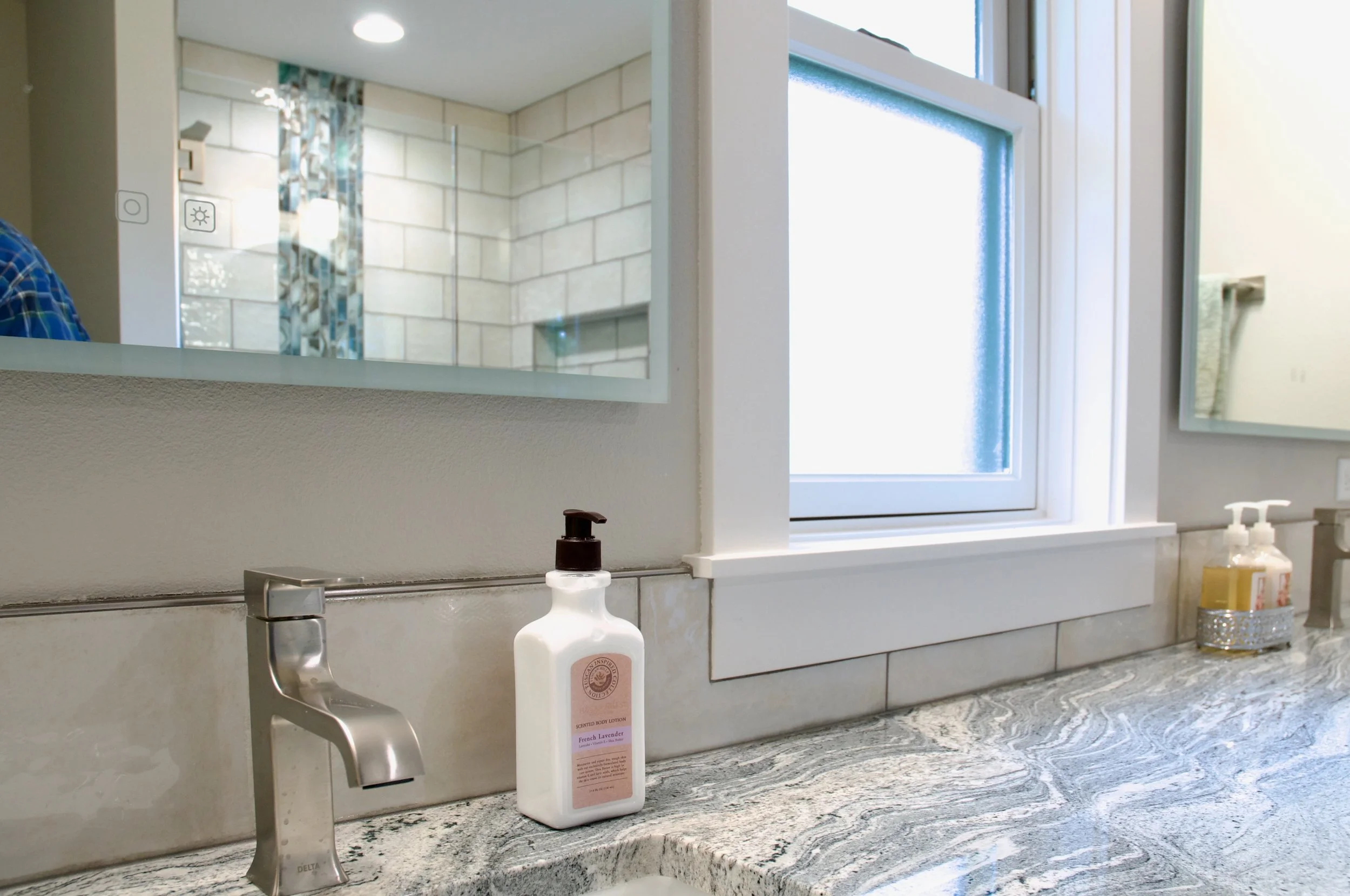 bathroom with tile backsplash