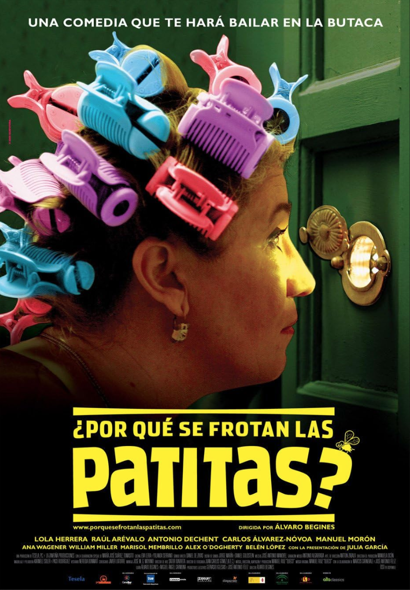 Cartel de una obra de teatro con una mujer mirando una cerradura en la puerta, con cabellera con peines de colores en la cabeza y el título '¿Por qué se frotan las patitas?' en letras grandes y amarillas.