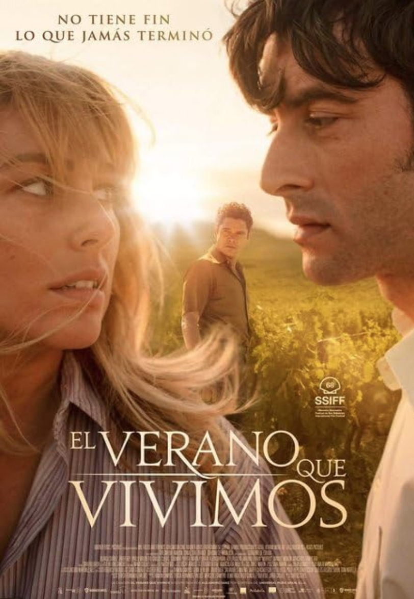 Cartel de la película titulada 'El verano que vivimos' mostrando a dos personajes principales, un hombre y una mujer, mirándose intensamente con un escenario de campo en el fondo y una tercera persona en el centro. Incluye el texto 'No tiene fin, lo 