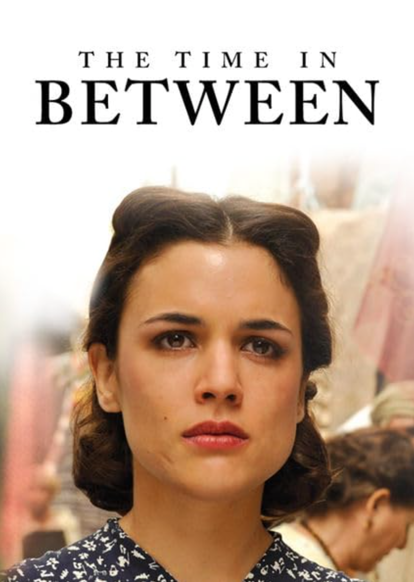 Portada de una película o libro titulada "El tiempo entre costuras" con una mujer con expresión seria en primer plano, fondo borroso con otras personas.
