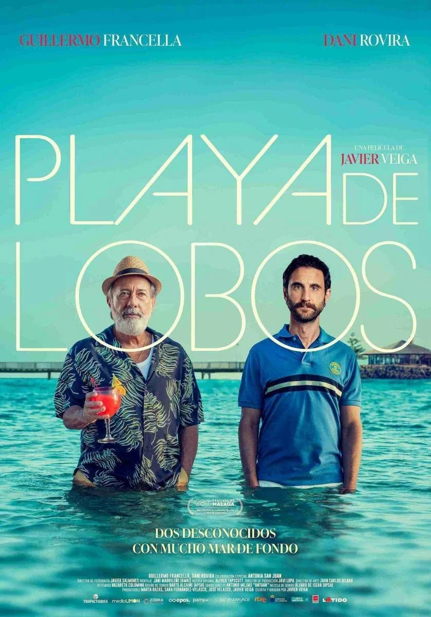 Cartel de la película 'Playade Los Océanos', con dos hombres en el mar, uno con sombrero y cóctel, y el otro con barba y camiseta azul, fondo de cielo y agua.
