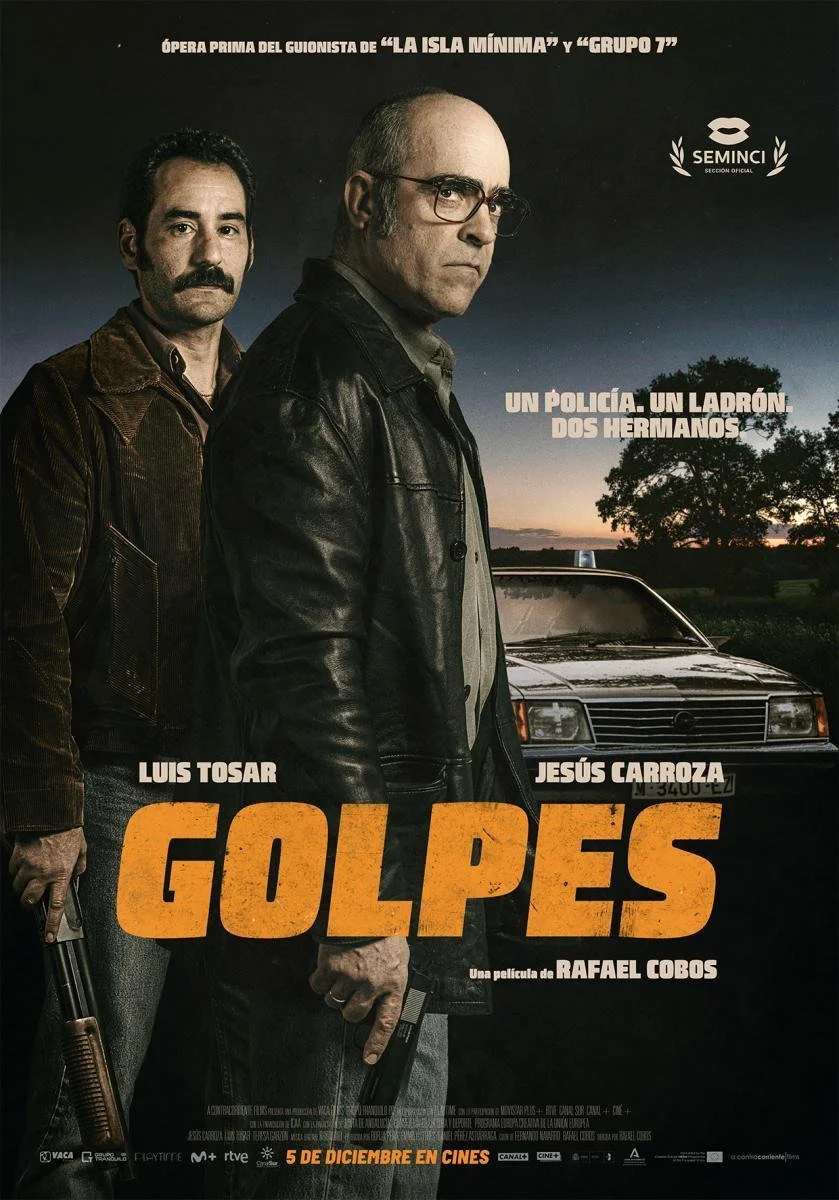 Póster promocional de la película "Golpes" de Rafael Cobos, con dos hombres armados y un coche en un campo al atardecer, con texto en español.