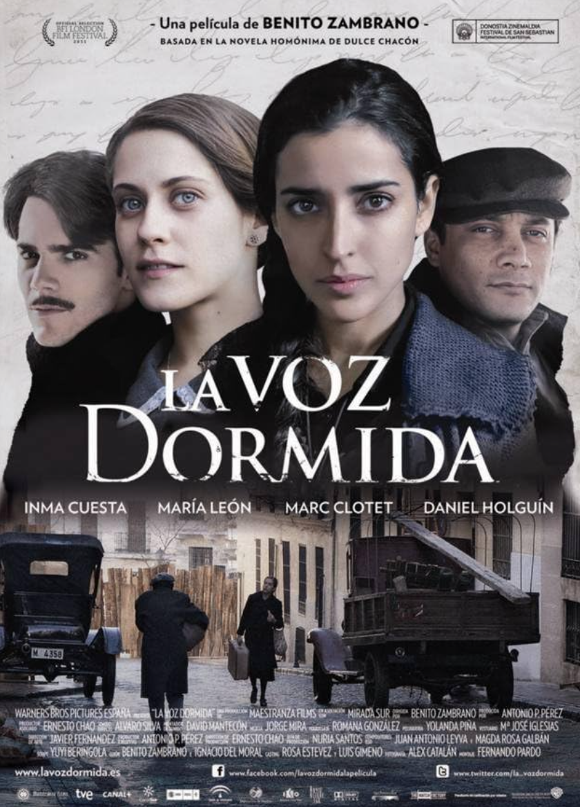 Cartel de la película 'La Voz Dormida' mostrando las caras de cuatro personajes principales y una escena urbana en la parte inferior.