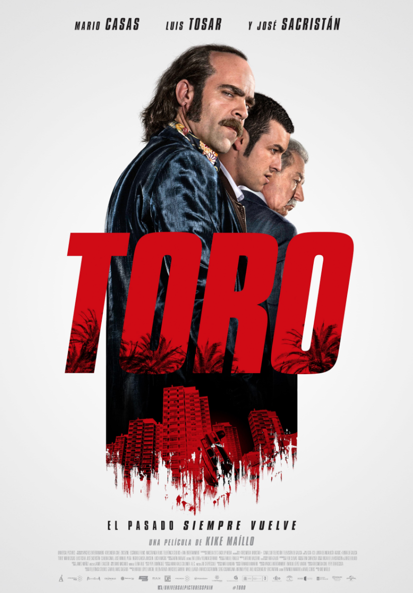 Cartel de la película 'Toro' con tres hombres en línea, con la palabra 'TORO' en letras rojas grandes en el centro, y una ciudad en el fondo. Texto adicional en la parte superior y inferior del cartel.