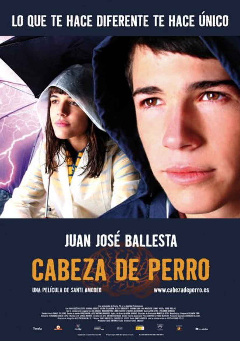 Cartel de la película "Cabeza de Perro" con dos jóvenes, una mujer y un hombre, con clima de tormenta y relámpagos, en colores oscuros y título en letras anaranjadas.