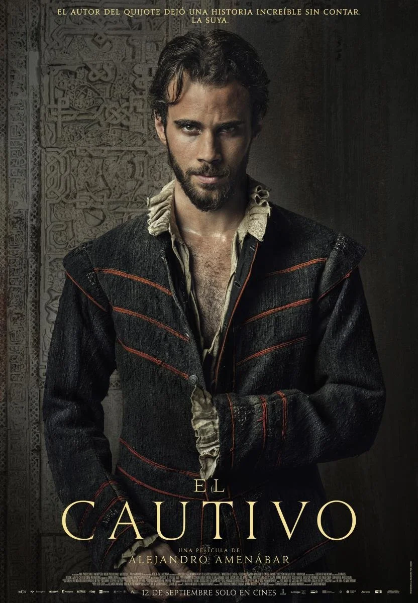 Póster de la película 'El Cautivo' con un hombre con barba y cabello rizado, vistiendo ropa de época oscura y desgastada, en un fondo con detalles arquitectónicos antiguos y escritos en árabe.