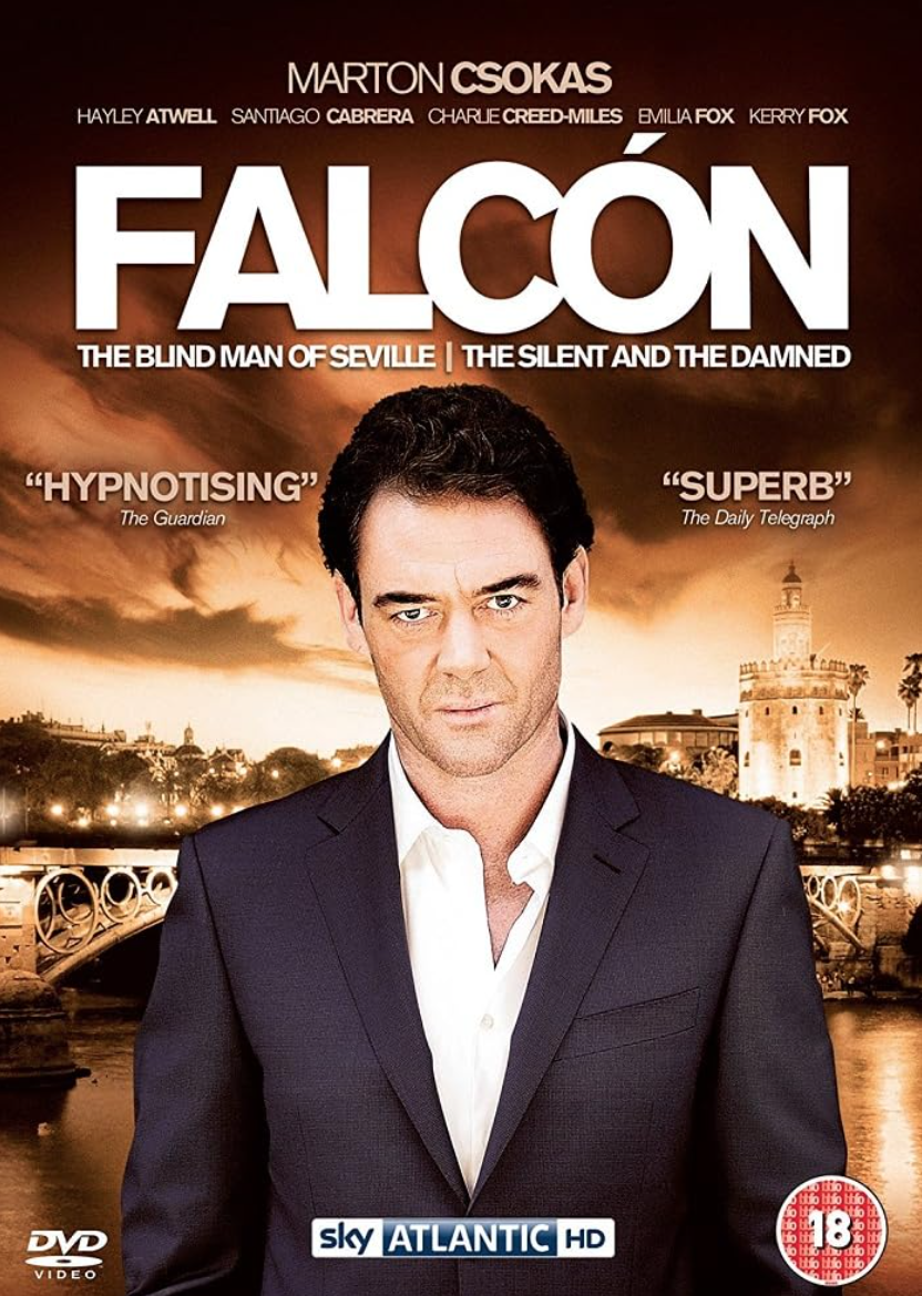 Póster de la película 'El halcón' con un hombre en traje en el centro, fondo con un cielo nublado, el río y un puente, y la Torre de Pisa al fondo.