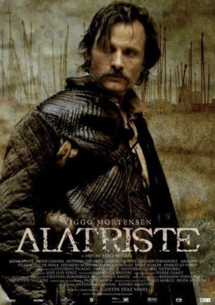 Póster de la película 'Alatriste' con un hombre de cabello y barba desaliñada, viste ropa oscura, y un fondo de paisaje de guerra.