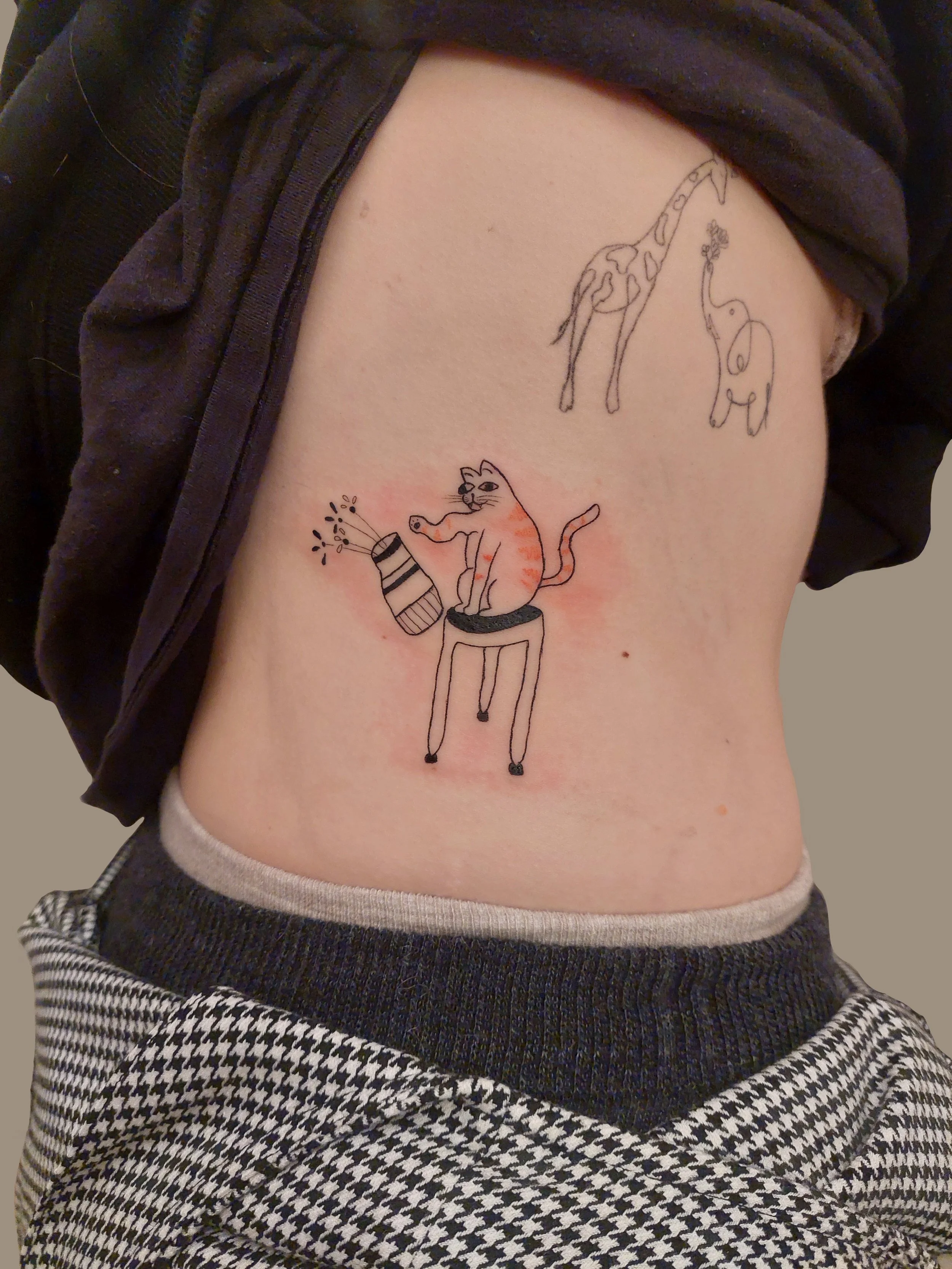 Steff_biscuitsandbunnies_Tattoo_Wien_Katze_Vase_Stuhl_20231204_171214.jpg