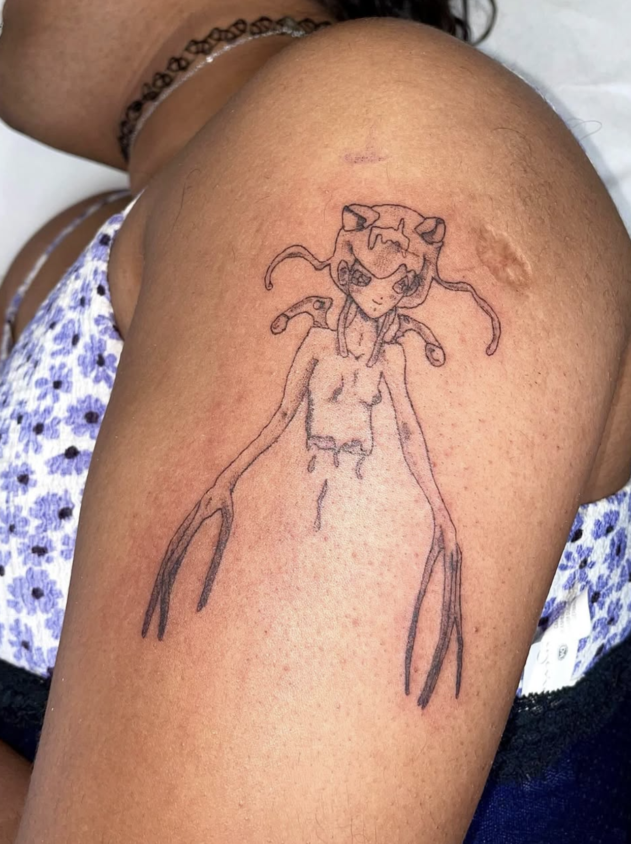 Skizze einer Tattoo-Entwurf eines Mädchens mit Tierohren und langen Beinen auf dem Oberarm